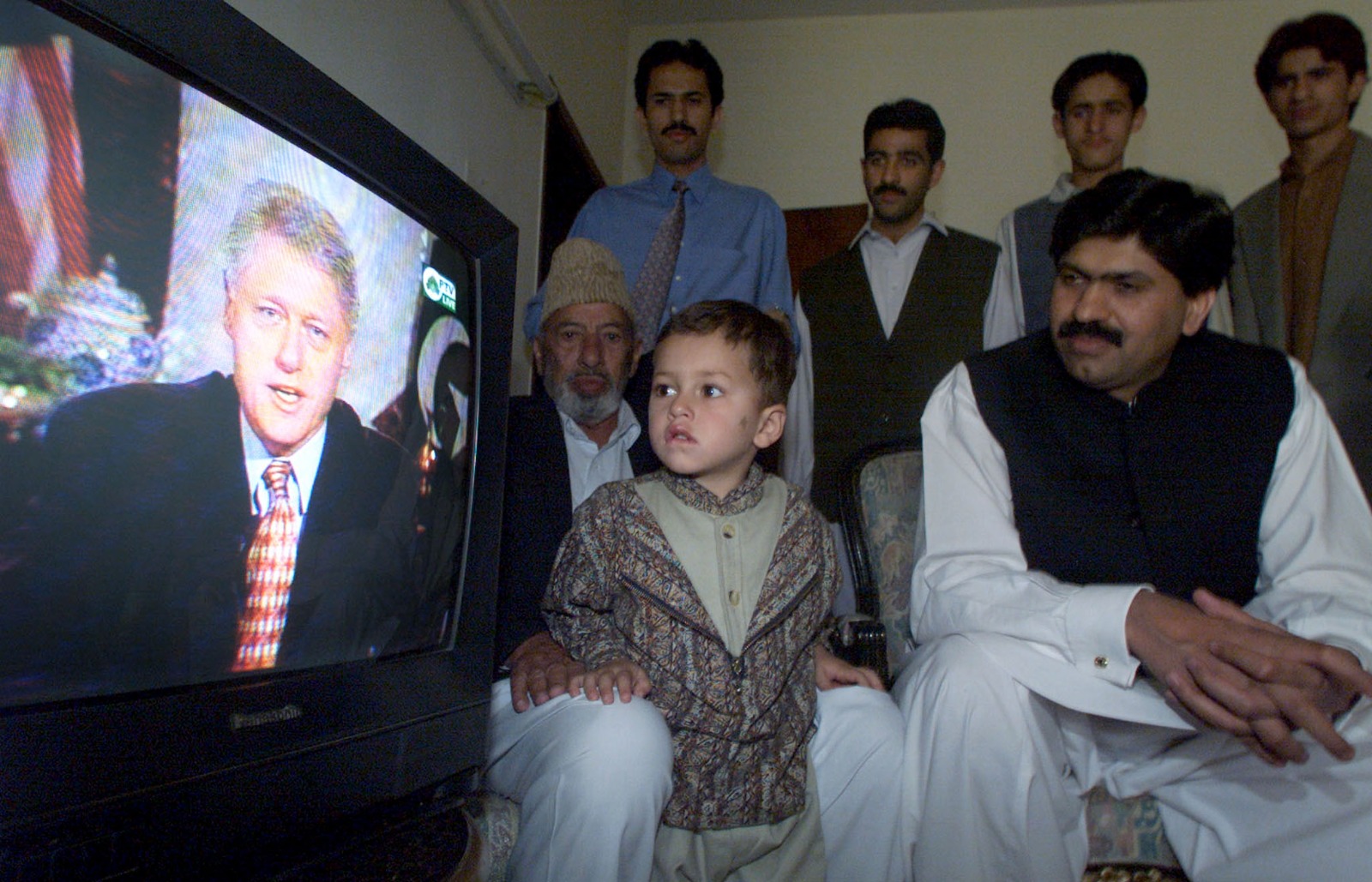 عائلة باكستانية تشاهد في منزلها بإسلام آباد خطاب الرئيس الأميركي بيل كلينتون للشعب الباكستاني، خلال زيارته القصيرة للعاصمة، 25 مارس 2000.