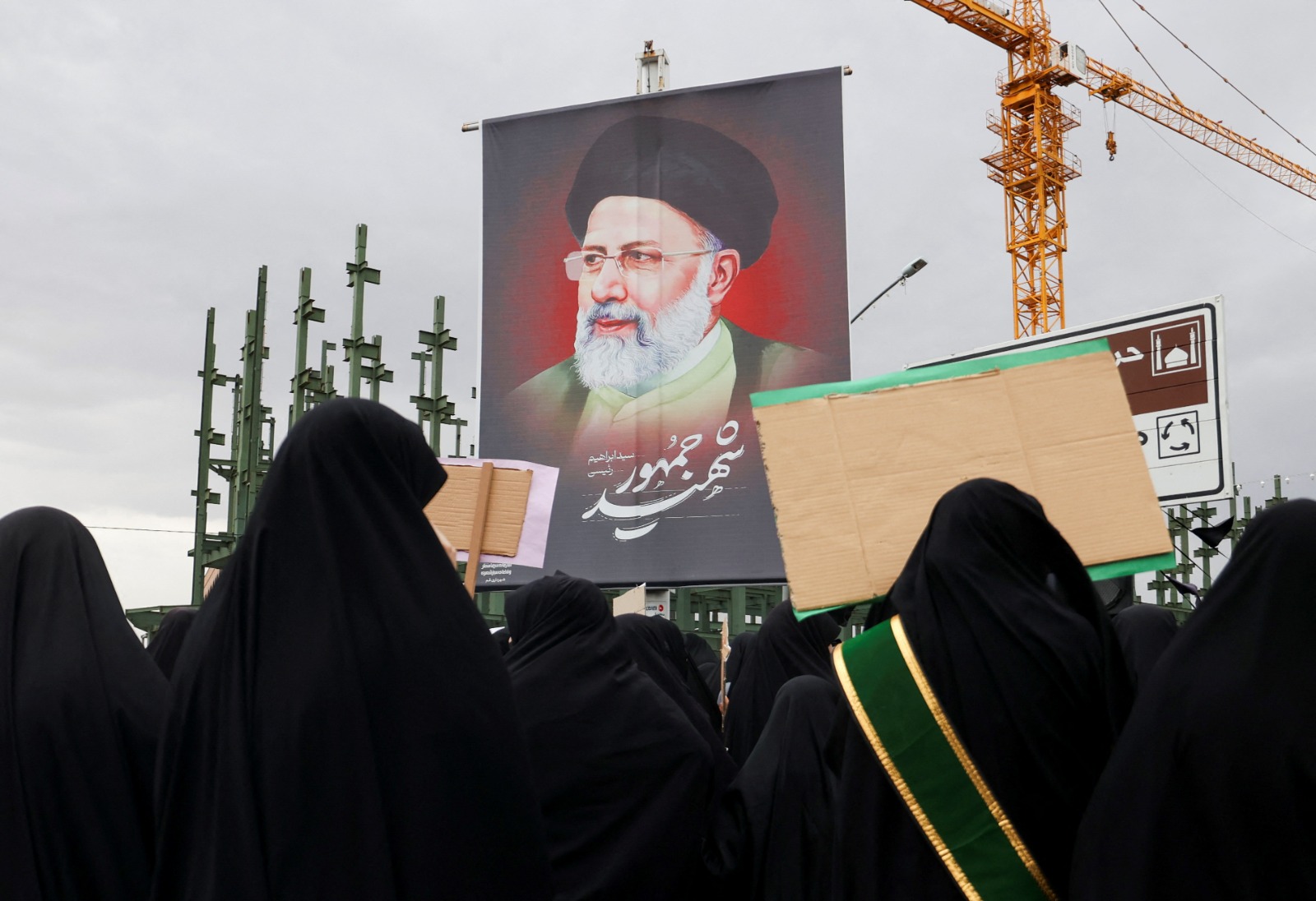 صورة للرئيس الإيراني إبراهيم رئيسي في مدينة قم. 21 مايو 2024