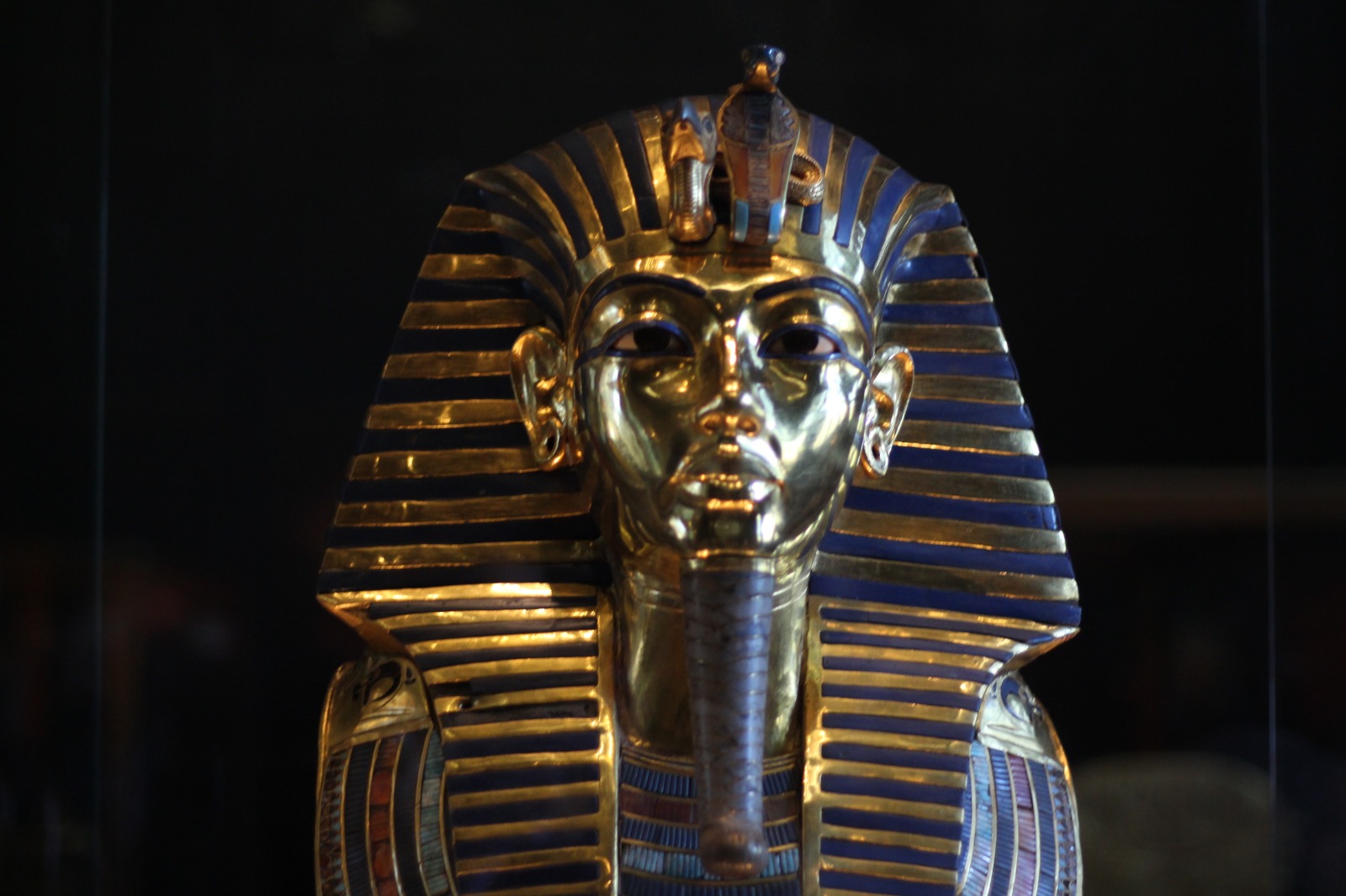 تمثال توت عنخ آمون أحد فراعنة الأسرة الثامنة عشر في تاريخ مصر القديم - الشرق