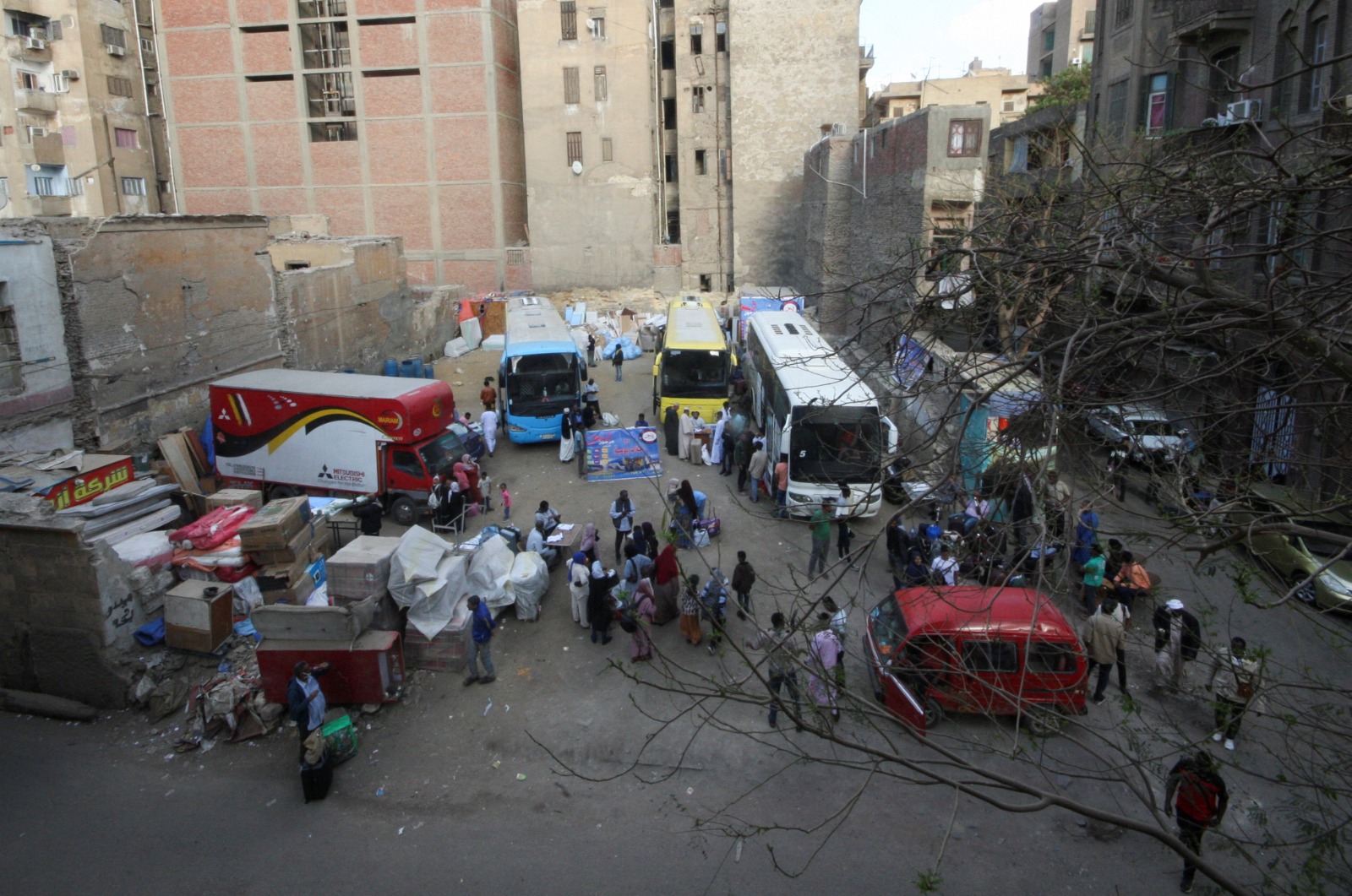 لاجئون سودانيون يتوجهون إلى نقطة تجمع للحافلات بالقاهرة في طريق عودتهم الطوعية من مصر إلى السودان. 11 أبريل 2025