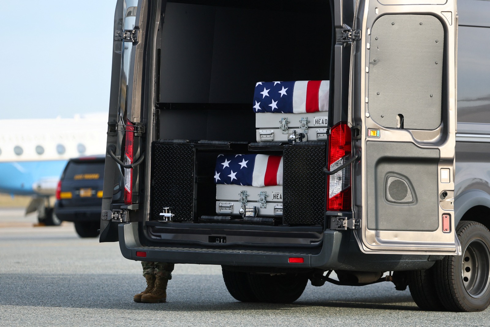 ترمب يحضر مراسم إعادة جثامين ثلاثة أميركيين بقاعدة دوفر الجوية في ولاية ديلاوير. 17 ديسمبر 2025