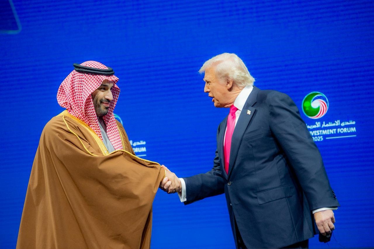 الرئيس الأميركي دونالد ترمب يصافح ولي العهد السعودي الأمير محمد بن سلمان في منتدى الاستثمار الأميركي السعودي بواشنطن العاصمة في الولايات المتحدة. 19 نوفمبر 2025