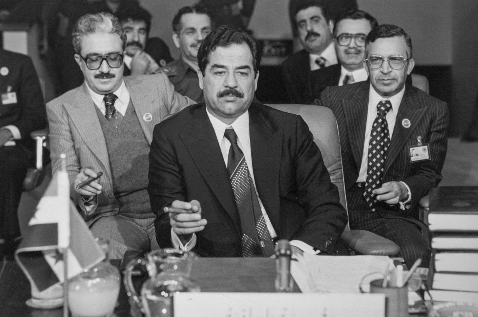 صدام حسين خلال قمة عربية في عمّان عام 1980 وخلفه إلى اليسار طارق عزيز