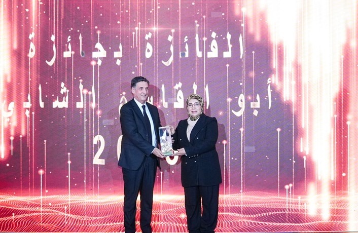 الكاتبة المصرية كاميليا تتسلم جائزتها