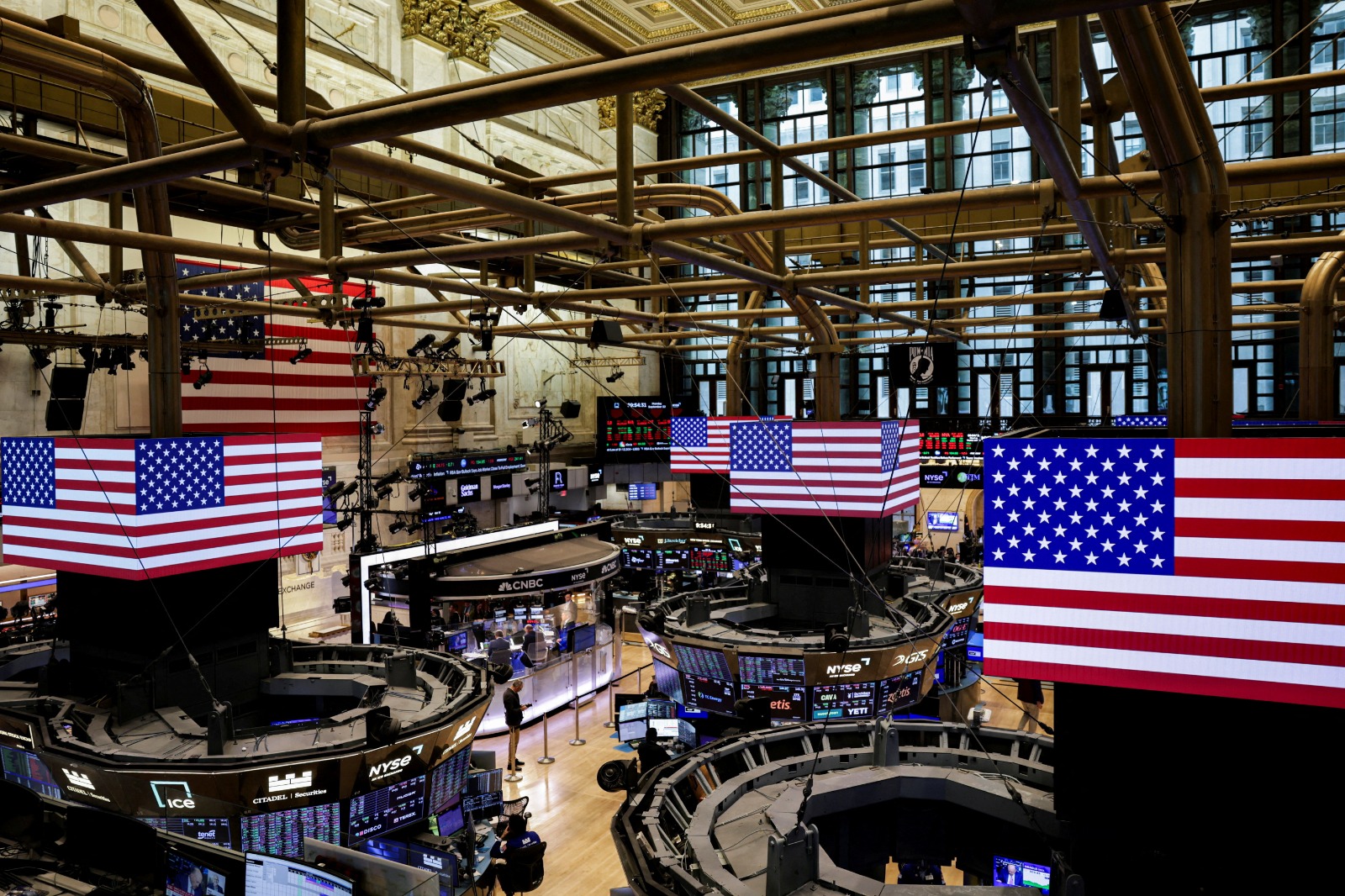 تُعرض الأعلام الأميركية على شاشات في بورصة نيويورك للأوراق المالية (NYSE) في مدينة نيويورك، الولايات المتحدة، 22 سبتمبر 2025