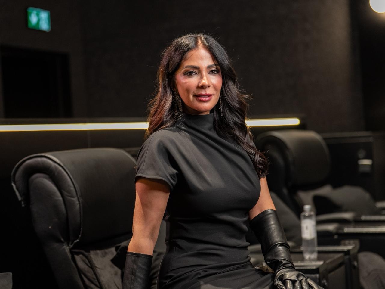 النجمة منى زكي لدى حضورها العرض الخاص لفيلم الست قبل إتاحته للجمهور الخميس، 