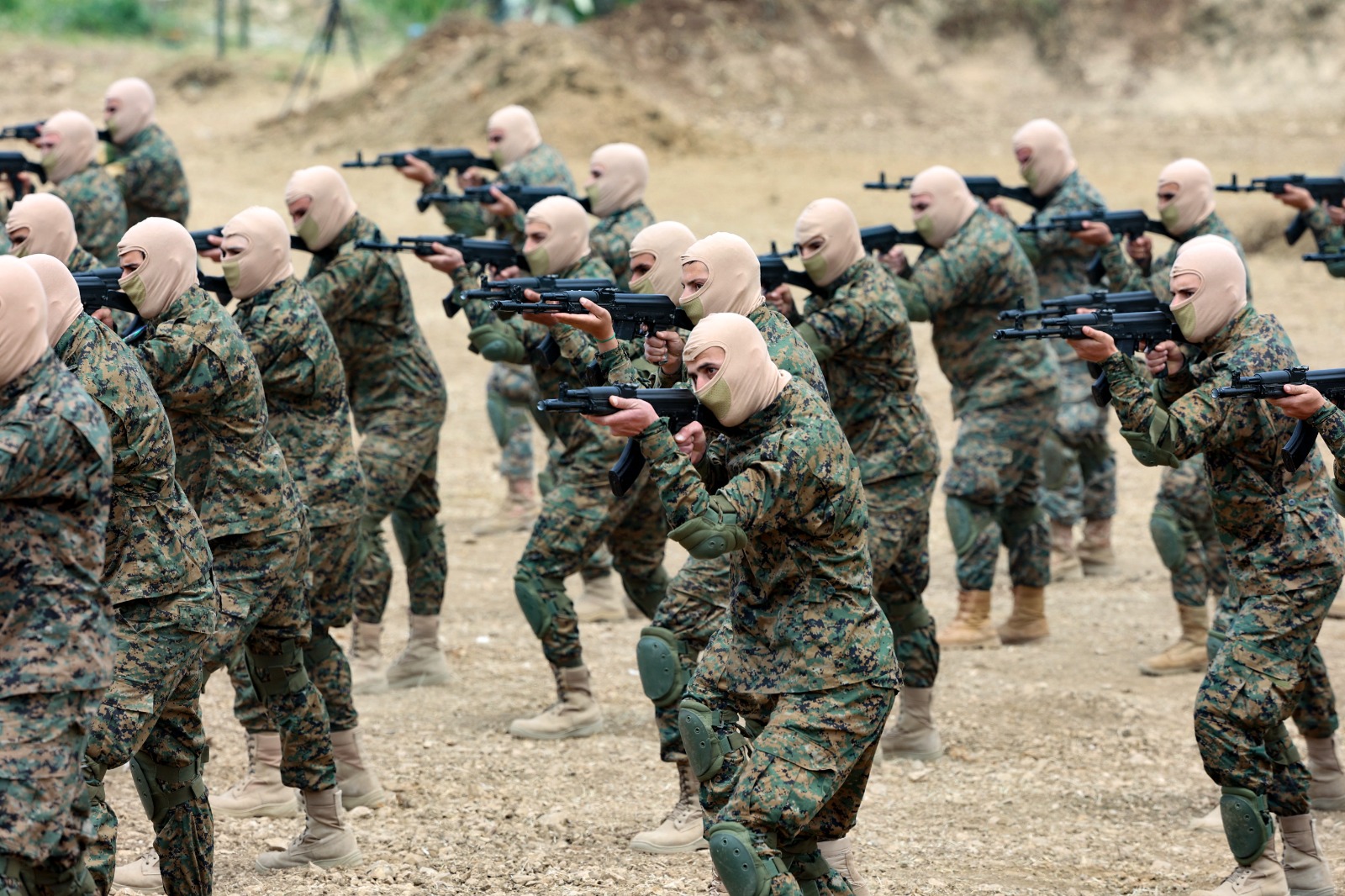 مقاتلو حزب الله يقومون بتدريبات عسكرية قبيل الذكرى الانسحاب الإسرائيلي من جنوب لبنان. 23 مايو 2023