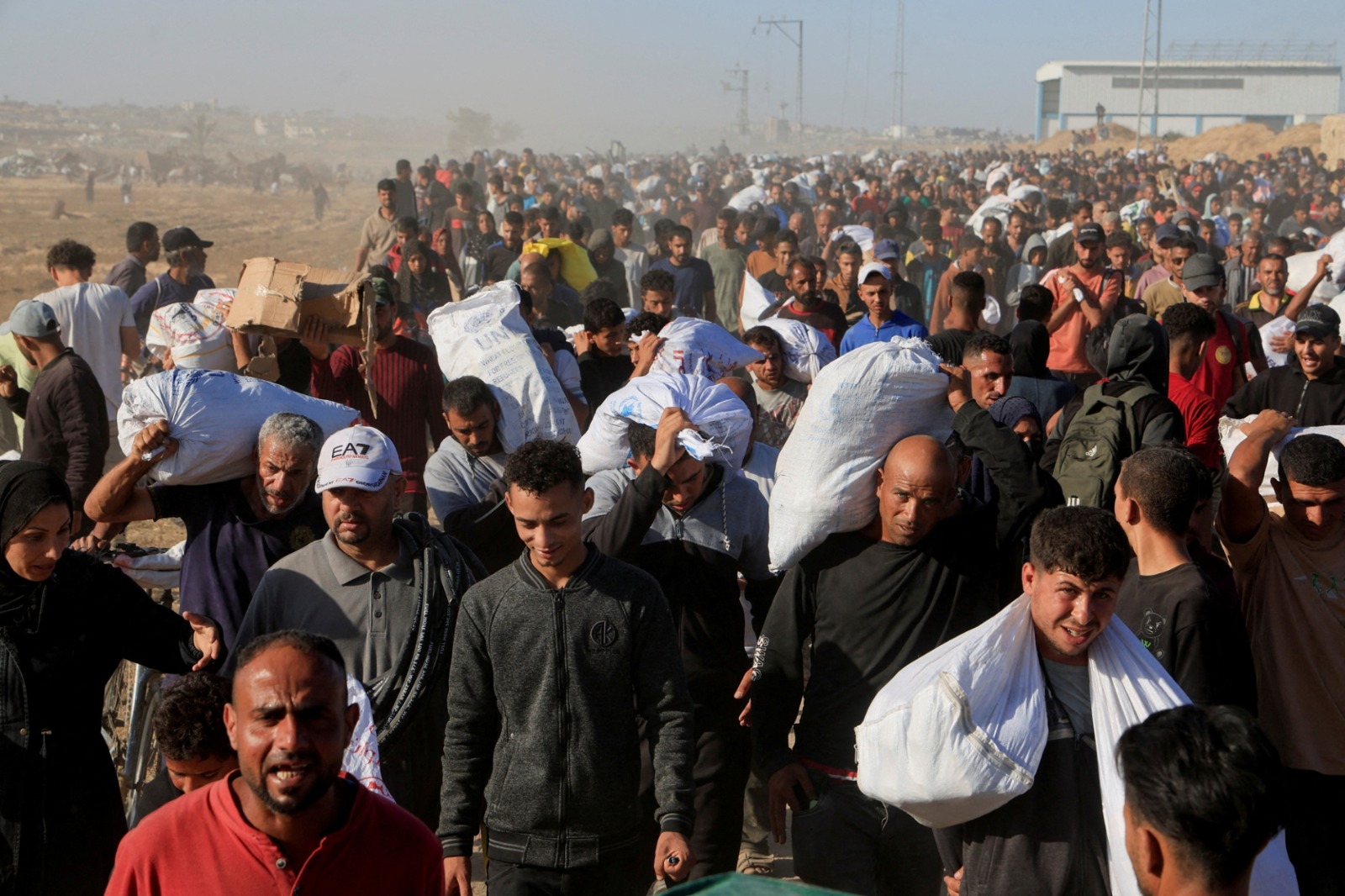 فلسطينيون يحملون مساعدات انسانية في قطاع غزة في 29 مايو 2025