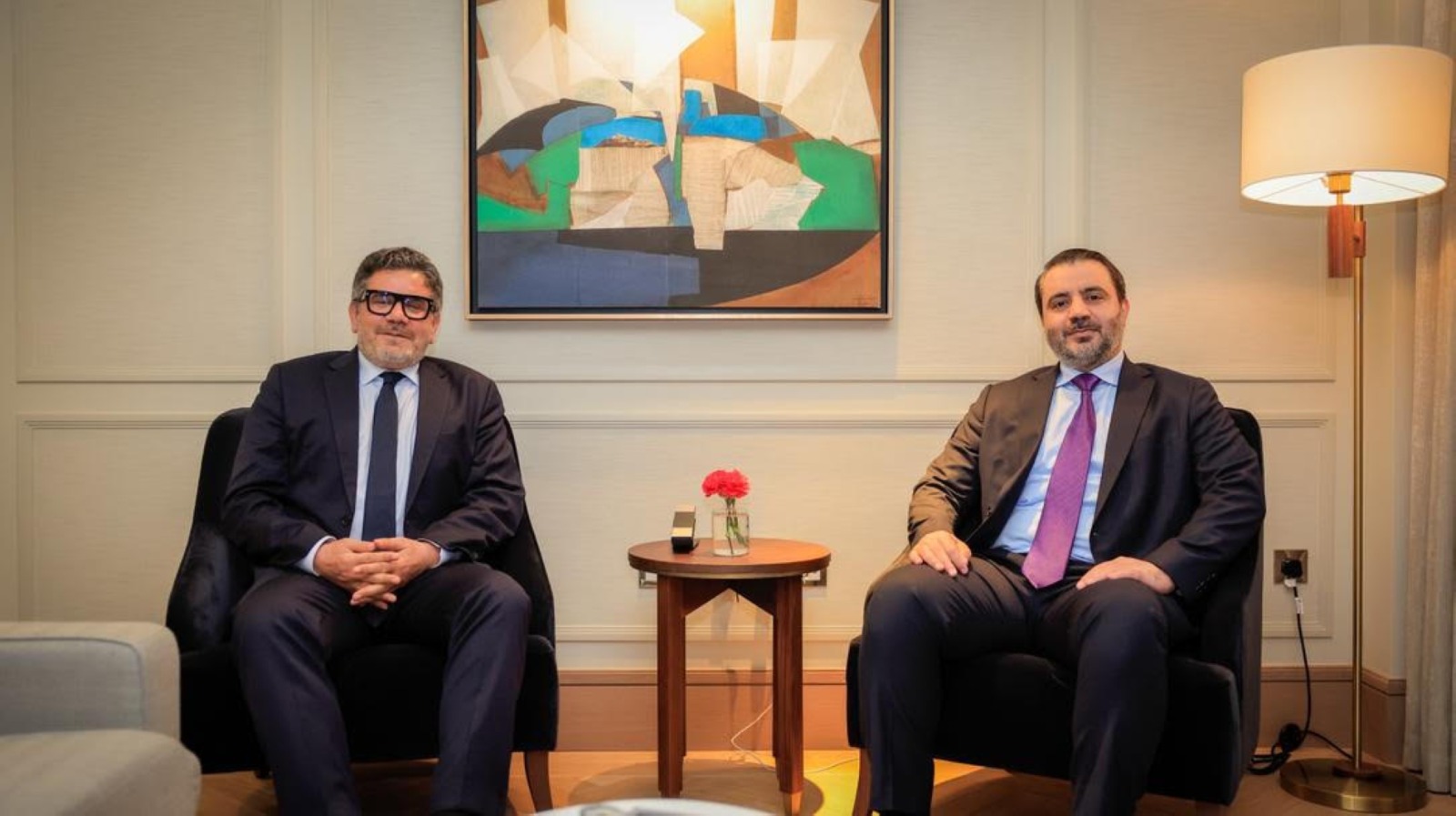 وزير الخارجية السوري أسعد السيباني يتحدث الى رئيس تحرير مجلة 