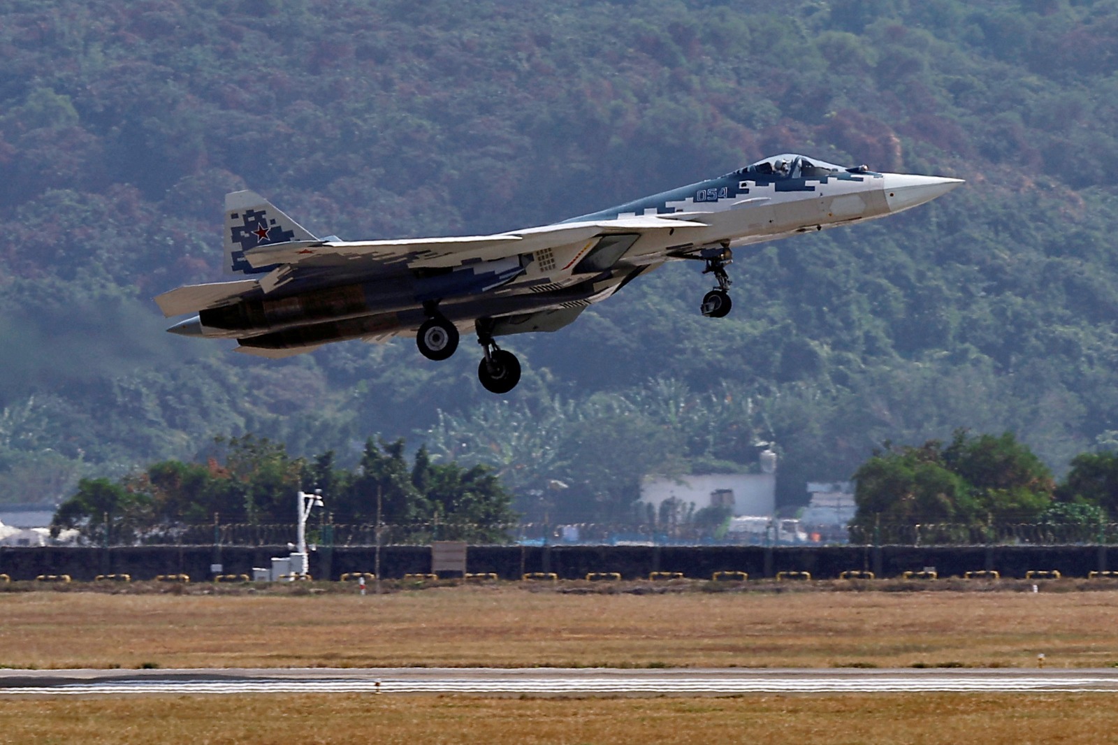 طائرة SU-57 الروسية تحلق فوق معرض تشوهاي السنوي المقام في مقاطعة قوانجدونج الصينية. 12 نوفمبر 2024