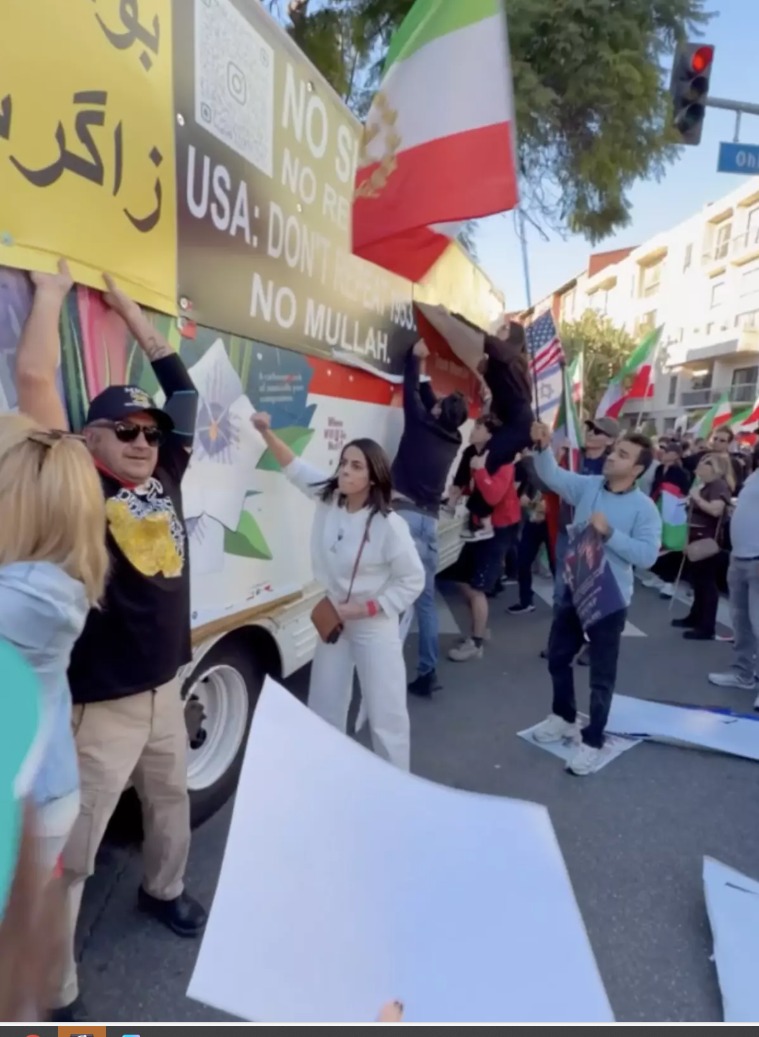 متظاهرون بالقرب من شاحنة يو-هول في ويست وود. 12 يناير 2026