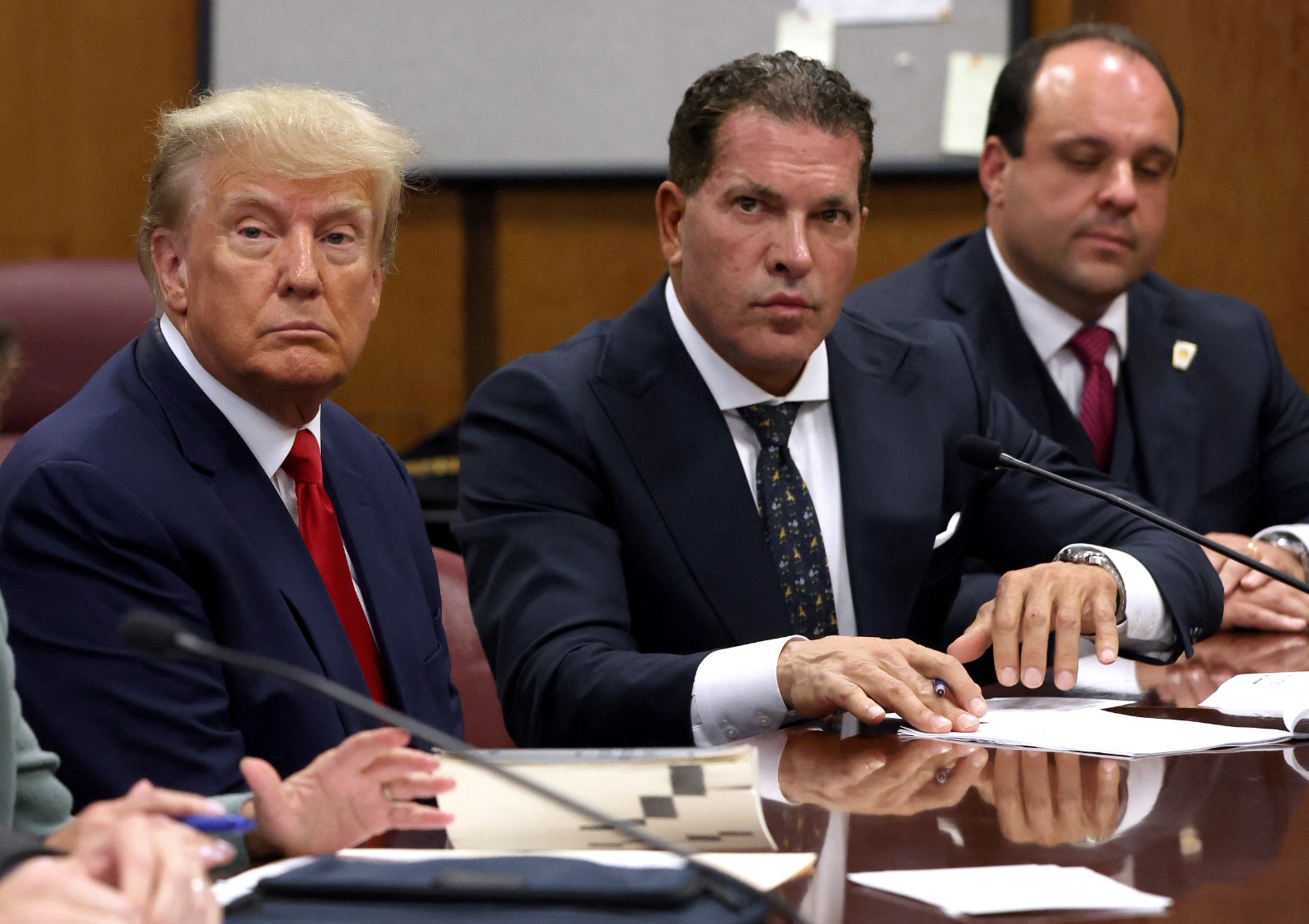 الرئيس الأميركي السابق دونالد ترمب يجلس مع محاميه جو تاكوبينا ومستشاره بوريس إبشتين داخل محكمة في نيويورك. 4 أبريل 2024