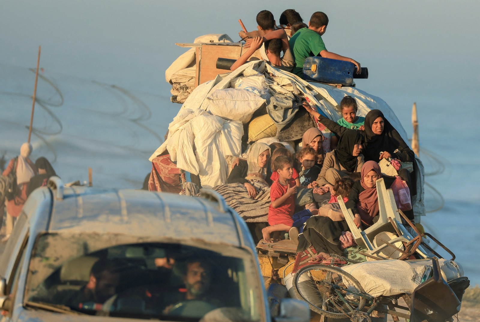 فلسطينيون نازحون فروا من شمال غزة يتجهون جنوباً بعد أن أمرت القوات الإسرائيلية سكان مدينة غزة بالإخلاء في وسط قطاع غزة. 20 سبتمبر 2025