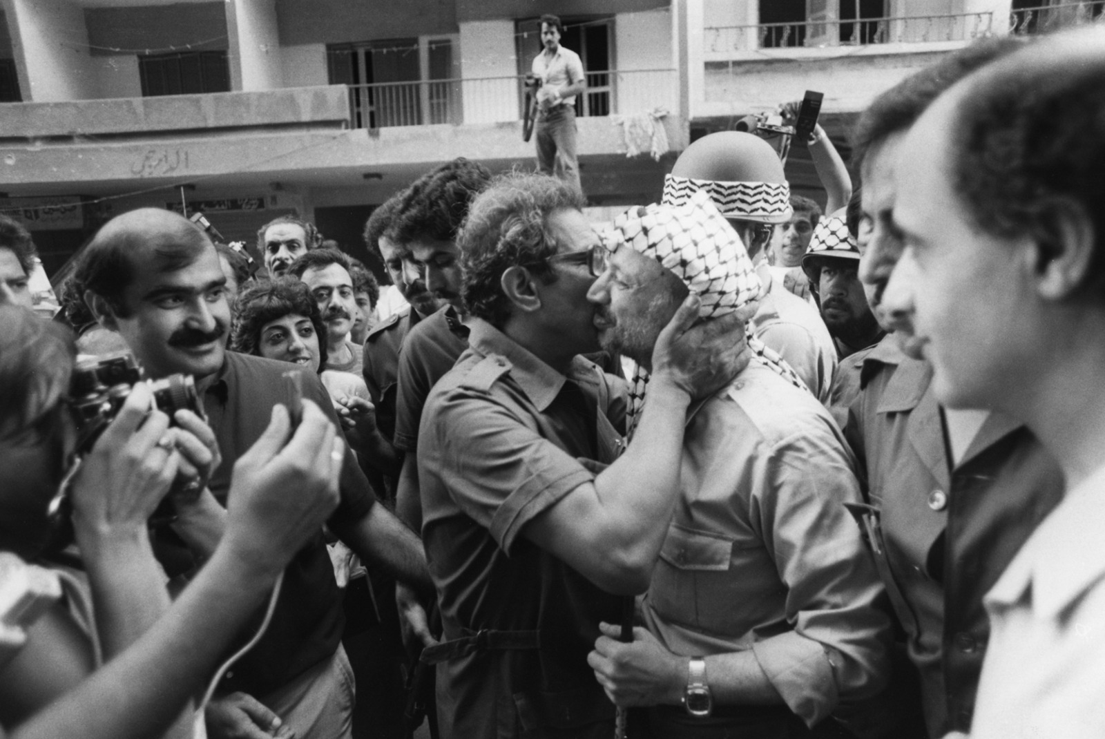 ياسر عرفات في منطقة الفاكهاني في غرب بيروت في 30 يوليو 1982، ويظهرإلى يساره القائد اليساري اللبناني محسن إبراهيم، وإلى يمينه الصحافي والوزير اللبناني السابق باسم السبع