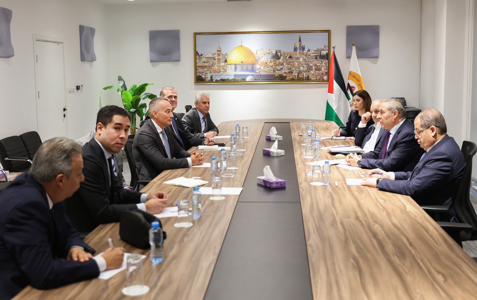 نائب الرئيس الفلسطيني حسين الشيخ في اجتماع مع المبعوث السابق للأمم المتحدة إلى الشرق الأوسط نيكولاي ملادينوف في رام الله. 9 يناير 2025