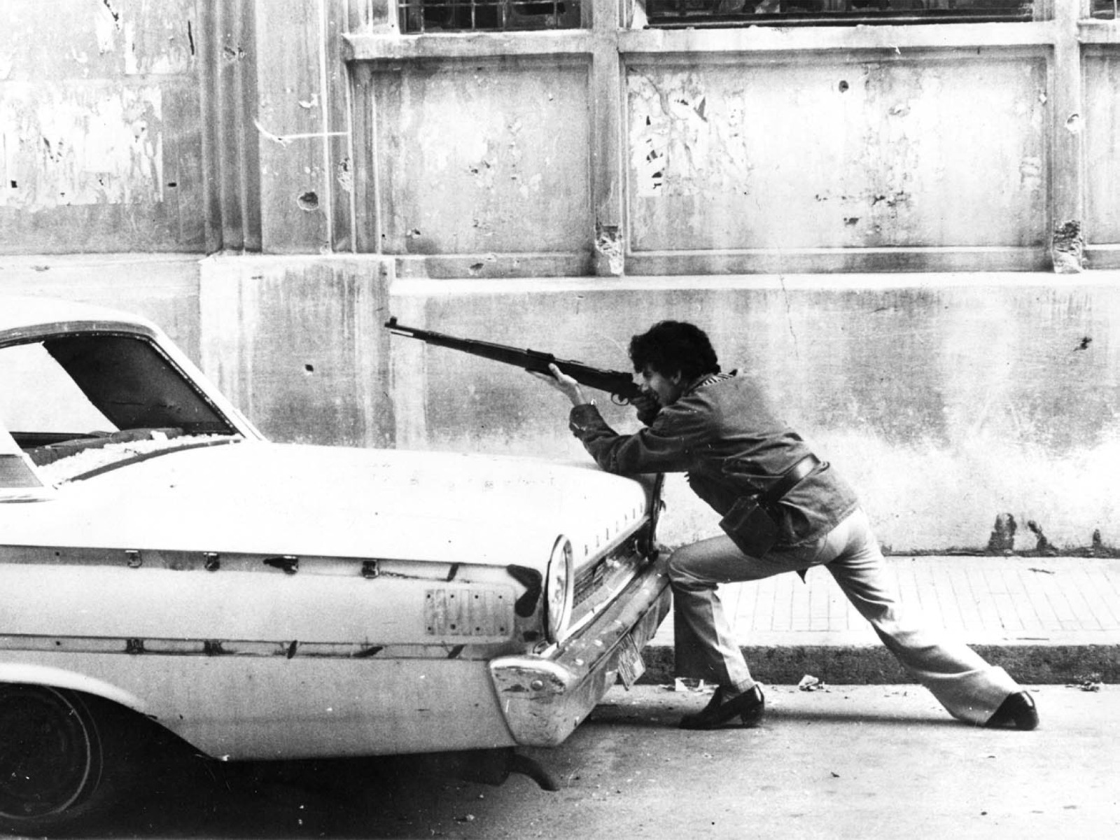 مقاتل في أحد شوارع بيروت، خلال الحرب الأهلية في لبنان، 1975