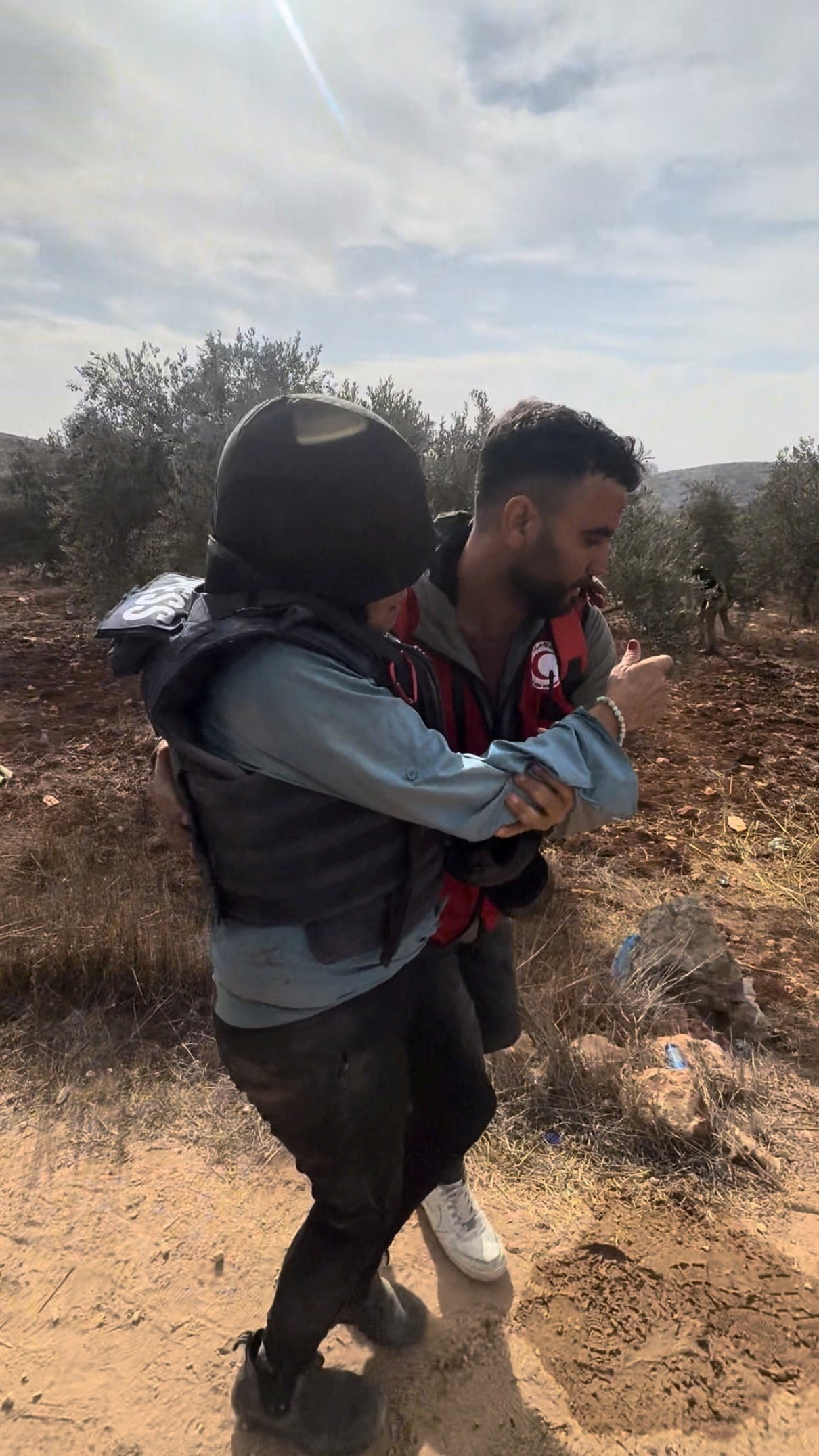 المصورة الصحافية الأميركية هايدي ليفين تتلقى المساعدة من مسعف فلسطيني بعد تعرضها لهجوم من قبل مستوطنين إسرائيليين في قرية أبو فلاح بالضفة الغربية المحتلة. 16 أكتوبر 2026