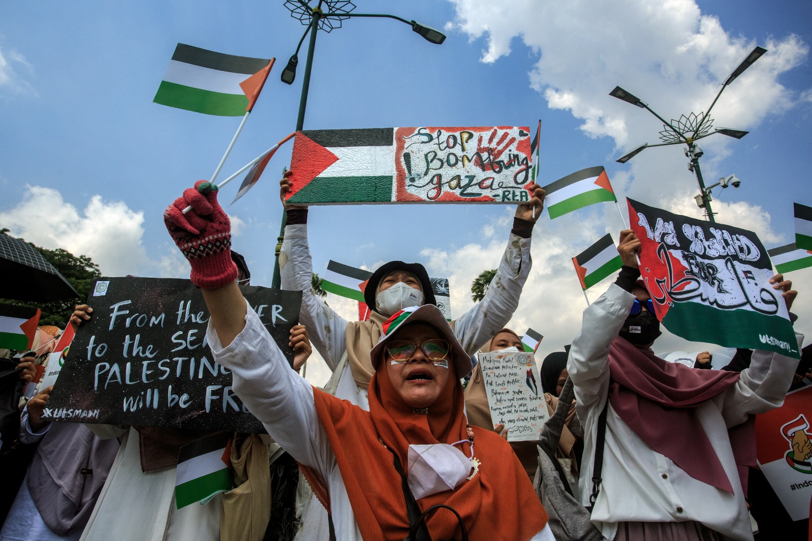 تظاهرة مؤيدة لفلسطين في جزيرة جاوة الإندونيسية. 13 أكتوبر 2023