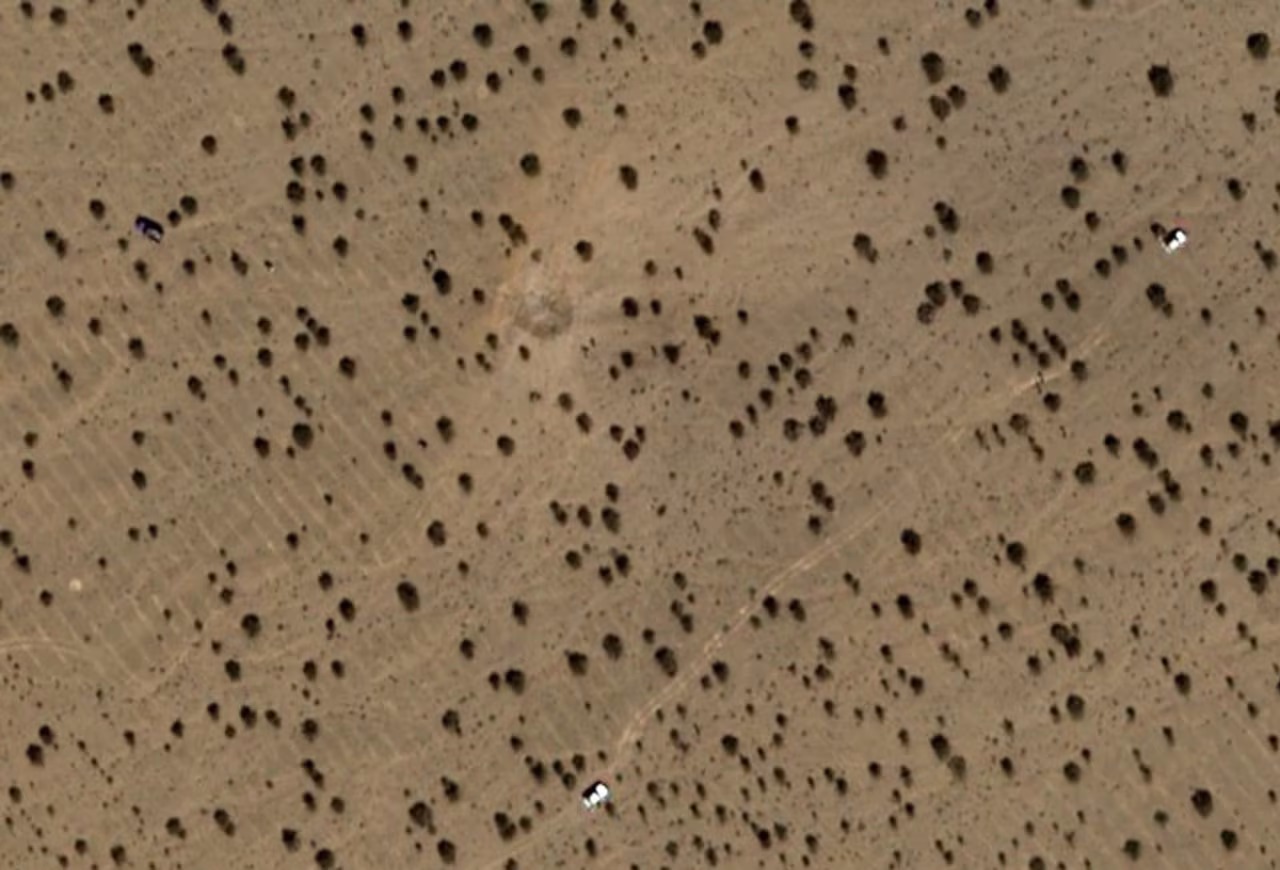 أظهرت صور الأقمار الاصطناعية وجود حفرة في نفس المنطقة التي عُثر فيها على حطام طائرة F15A في وسط إيران.