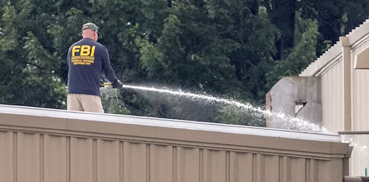 أحد عناصر الـFBI يشرف على تنظيف الموقع الذي سقط فيه كروكس