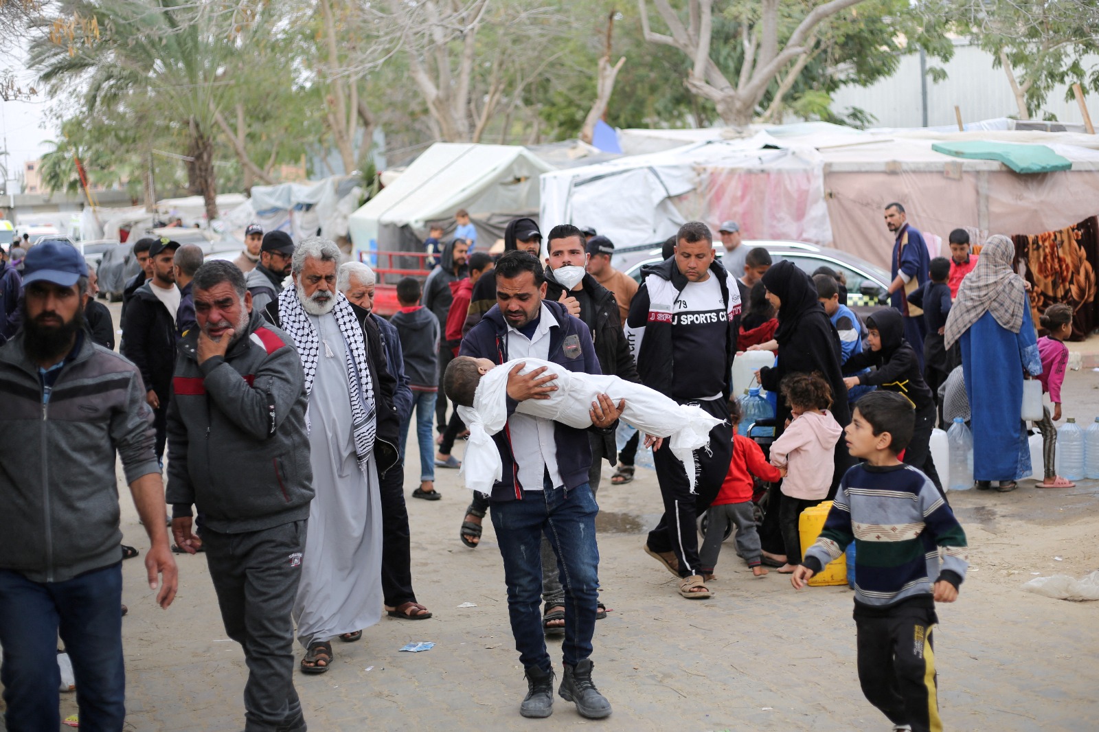 فلسطيني يحمل جثمان طفل قتلته غارة إسرائيلية في خان يونس جنوب قطاع غزة. 29 مارس 2024