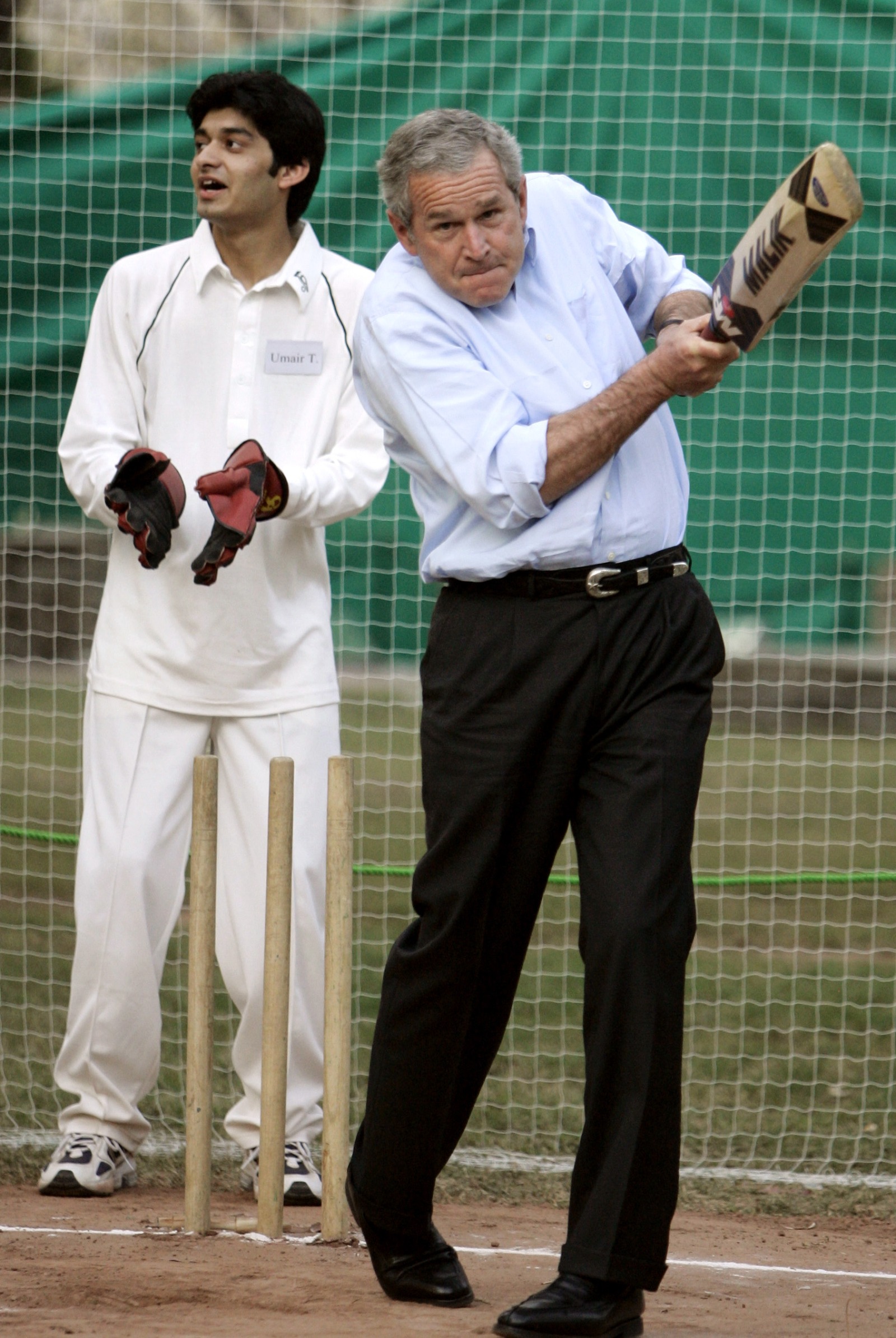 الرئيس الأميركي جورج دبليو بوش يمارس لعبة الكريكيت في مقر السفارة الأميركية بإسلام آباد في 4 مارس 2006.