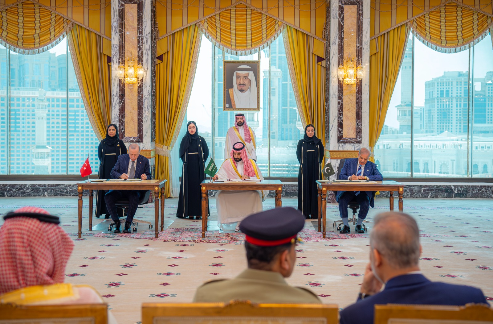 ولي العهد السعودي الأمير محمد بن سلمان والرئيس التركي رجب طيب أردوغان ورئيس الوزراء الباكستاني شهباز شريف يوقعون اتفاقية مكة للدفاع المشترك. 7 أغسطس 2026 - وزارة الإعلام السعودية