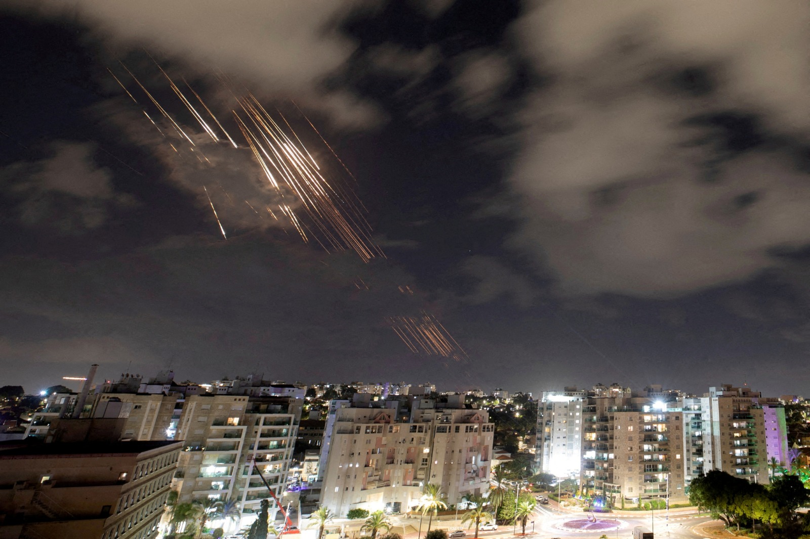 منظومة (القبة الحديدية) الإسرائيلية أثناء اعتراض صواريخ أطلقت من إيران كما يظهر من عسقلان جنوب غربي إسرائيل. 1 أكتوبر 2024