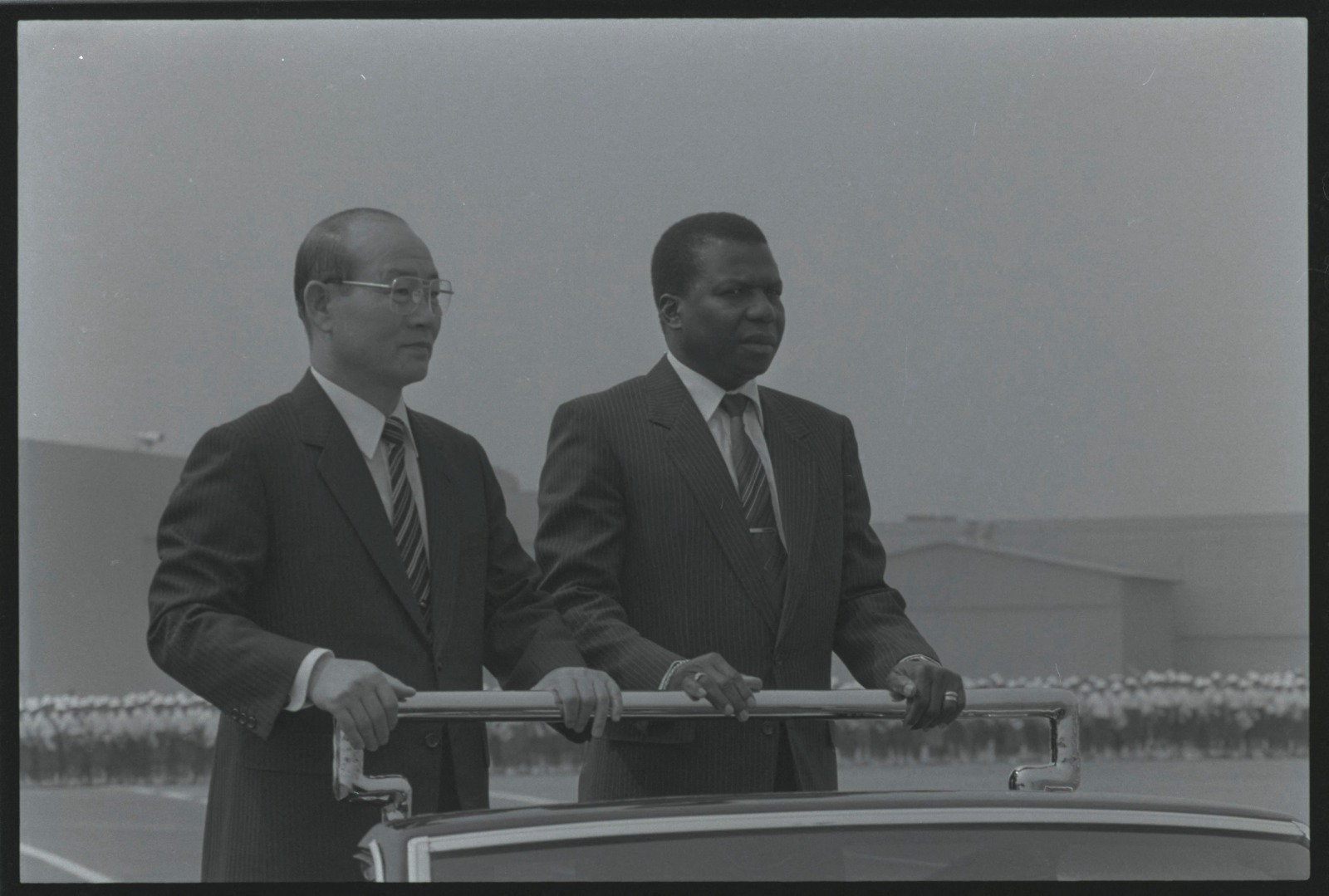 رئيس غينيا بيساو السابق جواو بيرمردو فييرا بجانب رئيس كوريا الجنوبية السابق تشون دو هوان أمام حرس الشرف الكوري الجنوبي بعد وصول فييرا إلى مطار كيمبو الدولي. 25 يونيو 1985