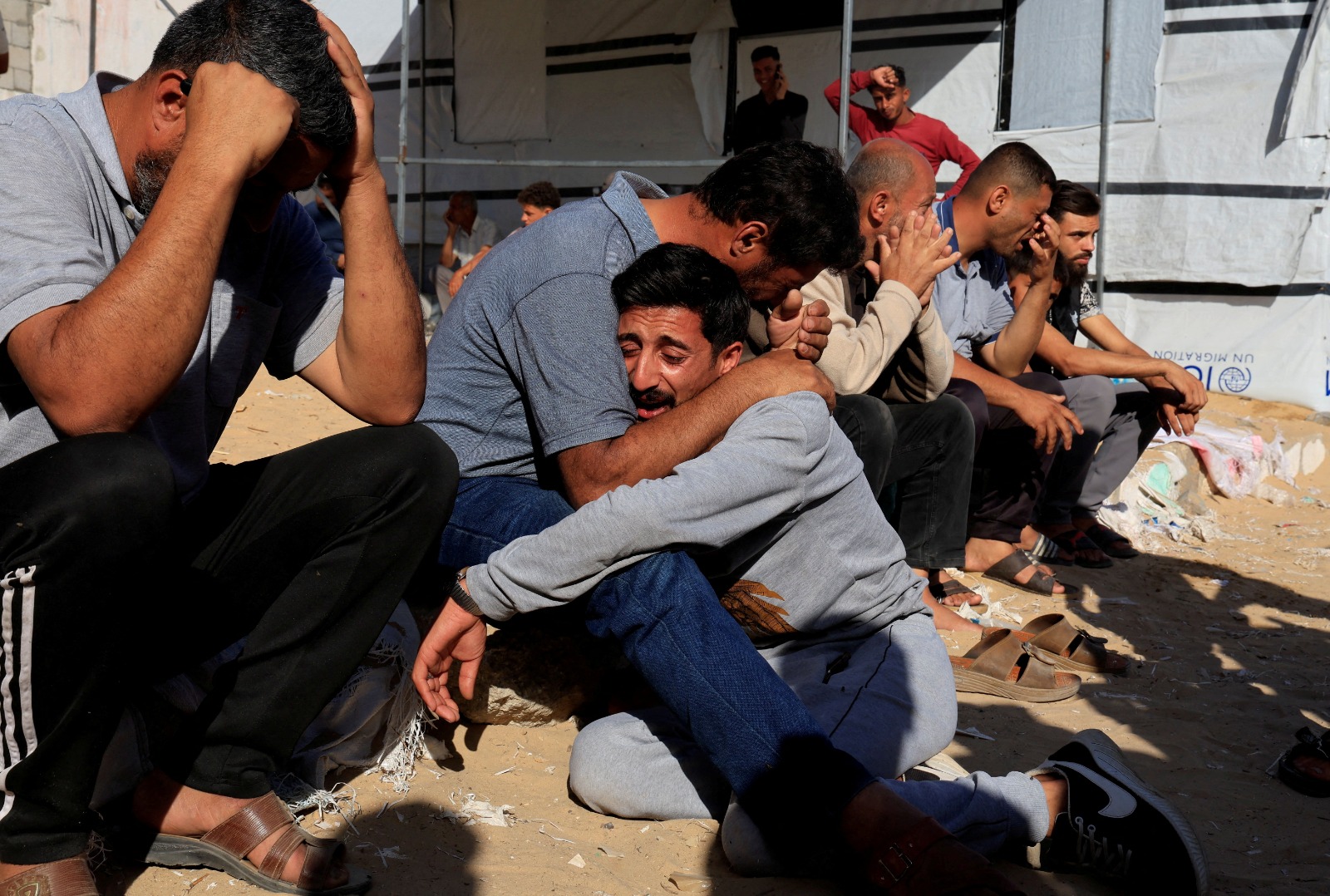 فلسطينيون يبكون أمام جثامين أهاليهم الذين قتلتهم إسرائيل في غارات على خان يونس، جنوب قطاع غزة. 25 مايو 2025