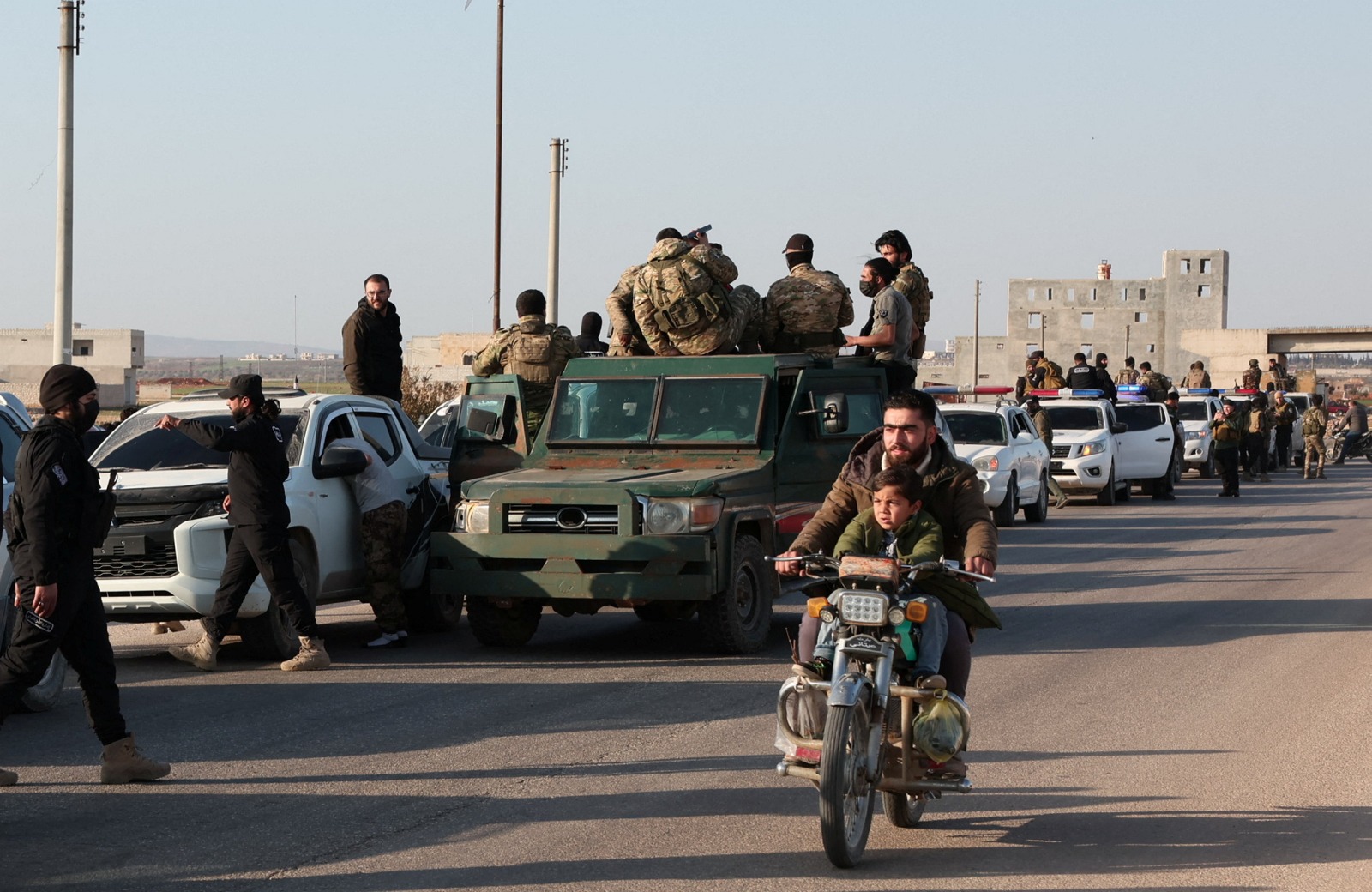 رتل عسكري يتجه من محافظة حلب السورية إلى اللاذقية حيث مواجهات مع مجموعات مسلحة موالية لنظام الرئيس السابق بشار الأسد. 7 مارس 2025