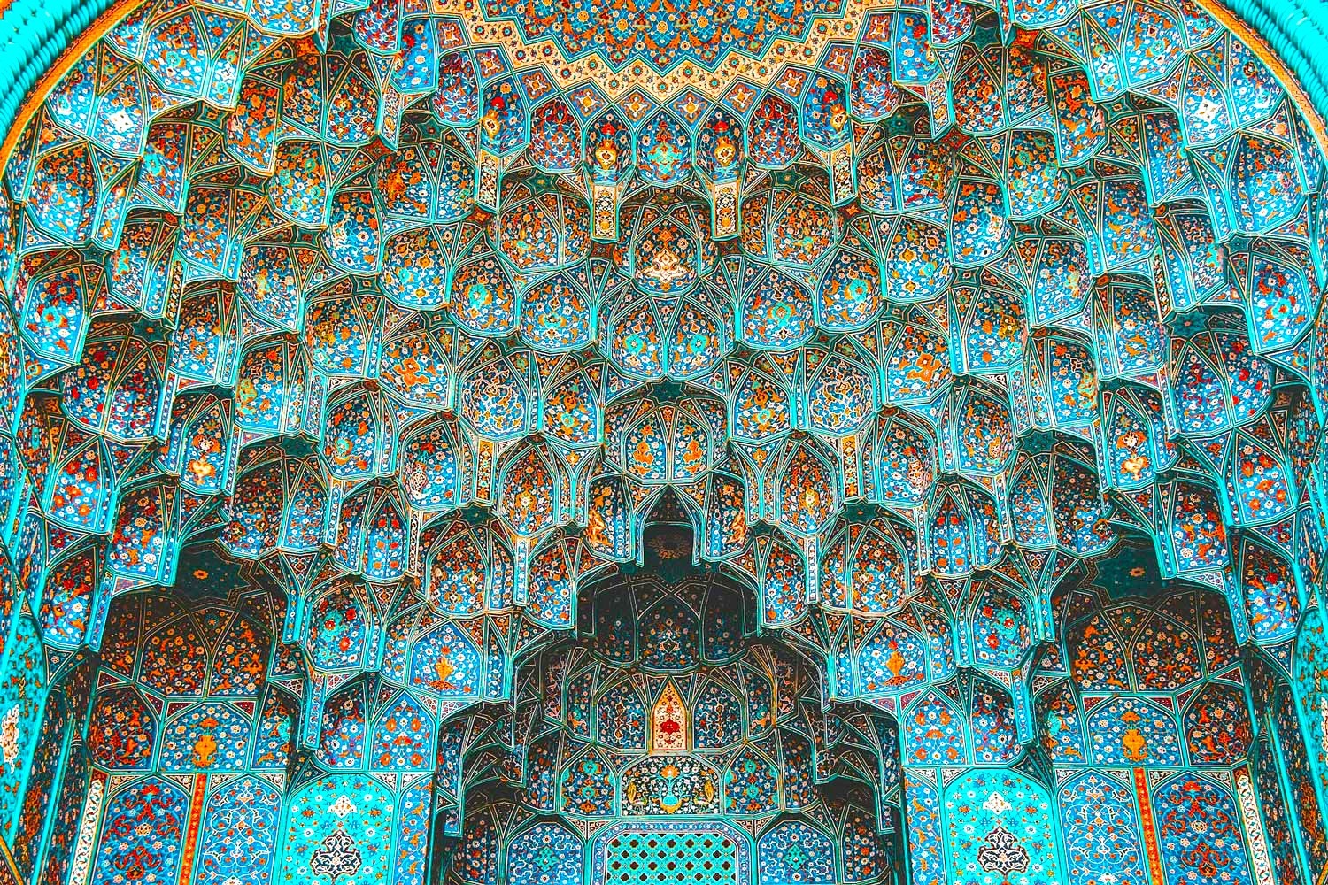 نقوش في عمارة من أصفهان