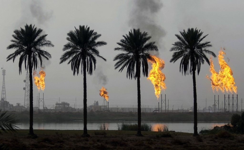 ألسنة اللهب تتصاعد من احتراق الغاز الزائد في حقل نهر بن عمر للغاز الطبيعي شمال ميناء البصرة جنوب العراق