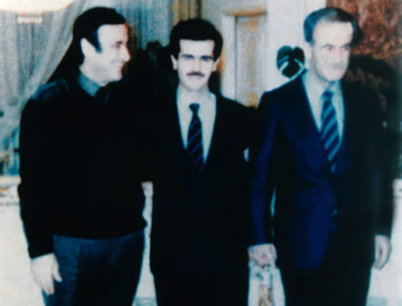 حافظ الأسد وشقيقه رفعت يتوسطهما نجل الأول باسل