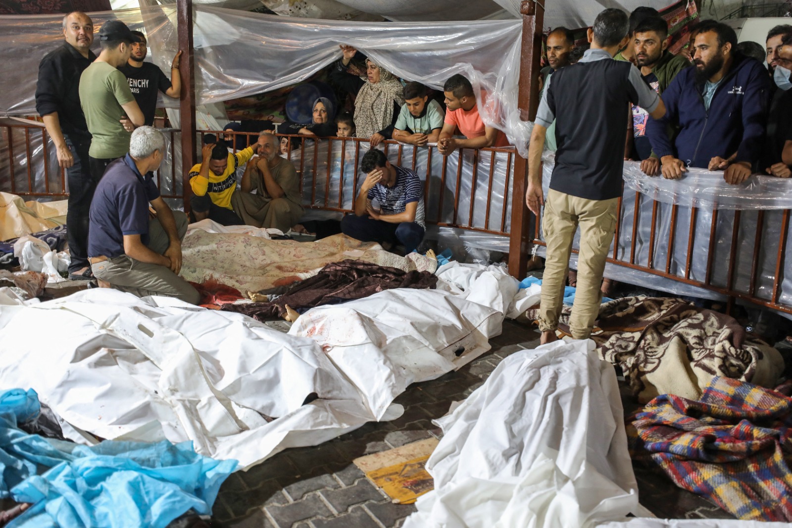 جثث مدنيين فلسطينيين قُتلوا في غارة على المستشفى المعمداني في وسط غزة بعد نقلهم إلى مستشفى الشفاء. 17 أكتوبر 2023