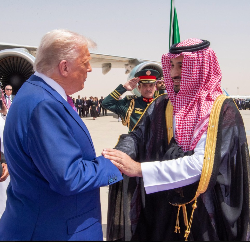 الرئيس الأميركي دونالد ترمب وولي العهد السعودي الأمير محمد بن سلمان يمشيان لدى وصوله إلى الرياض. 13 مايو 2025