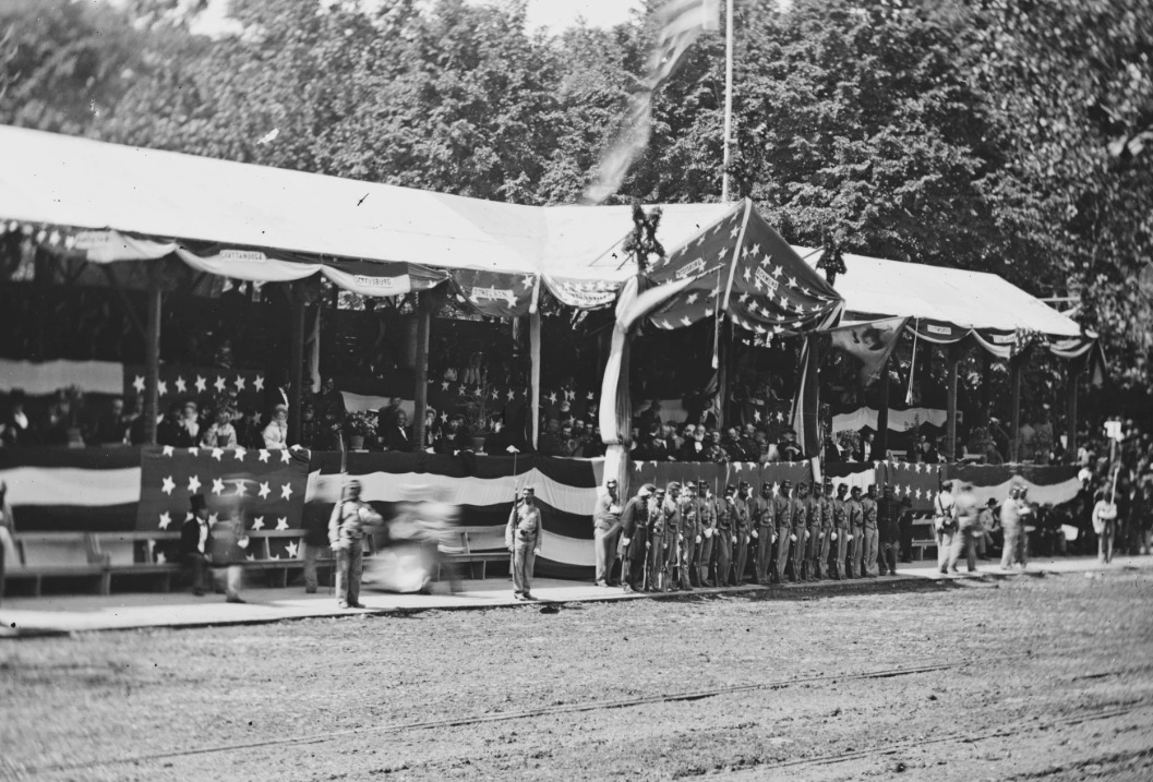 الرئيس أندرو جونسون خلال استعراض عسكري عام 1865.