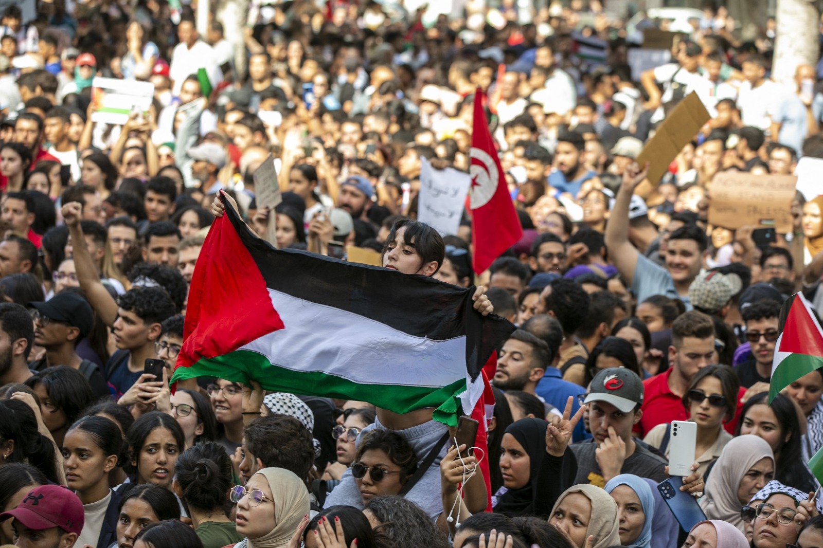 متظاهرون في مسيرة مؤيدة لفلسطين في تونس. 18 أكتوبر 2023