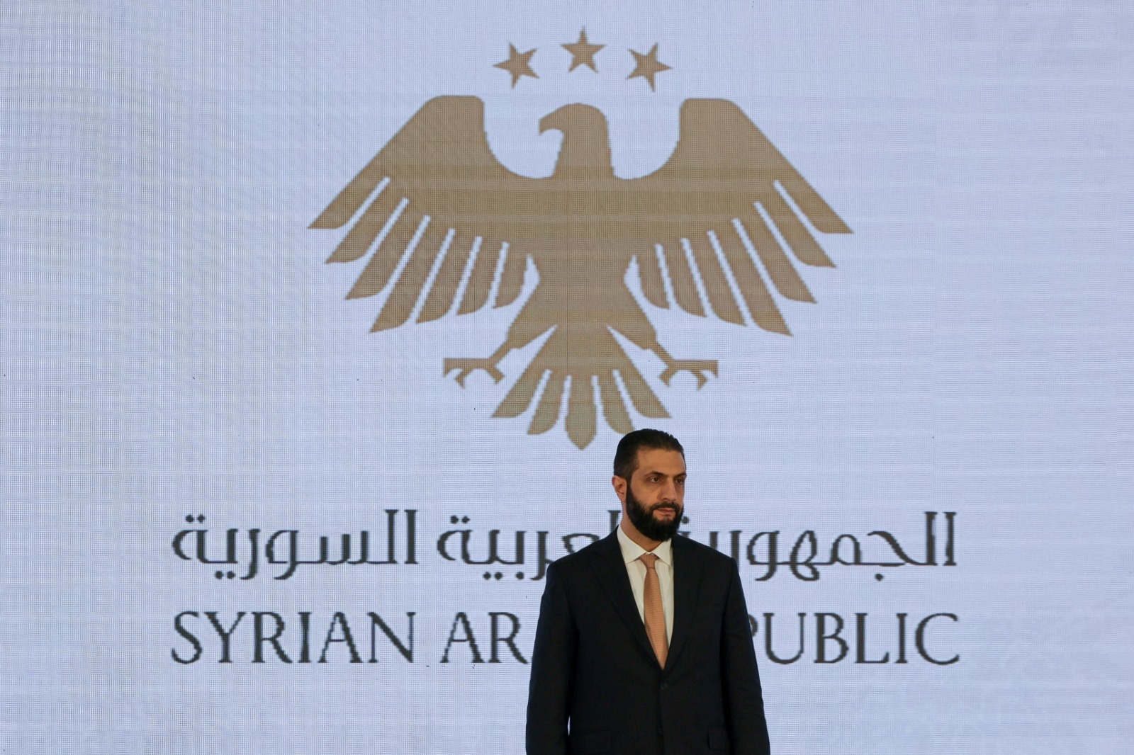 الرئيس السوري أحمد الشرع خلال حفل بالعاصمة دمشق لتوقيع مذكرة تفاهم للاستثمار في سوريا- 6 أغسطس 2025