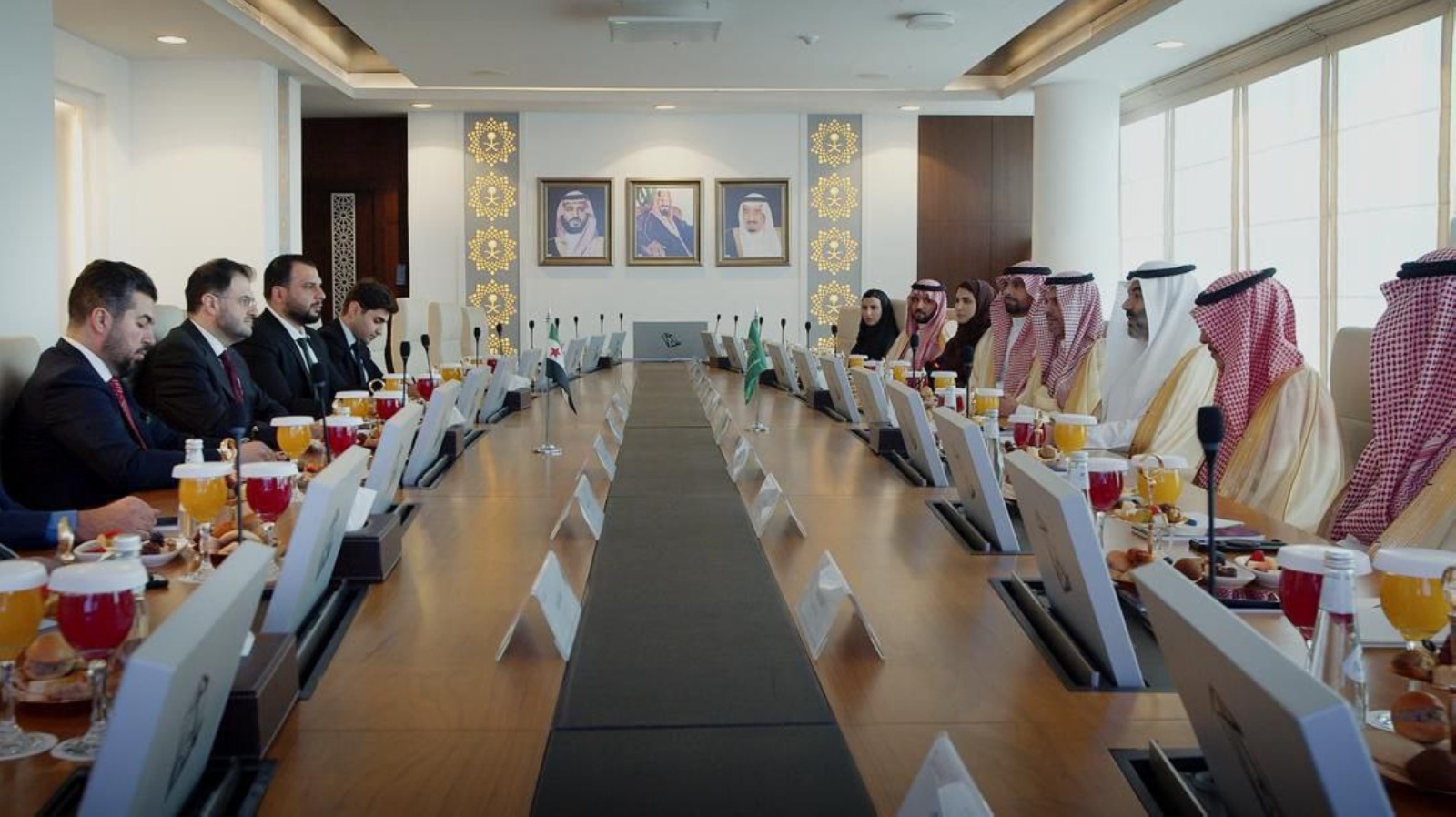وزير الاتصالات وتقنية المعلومات السعودي عبد الله بن عامر السواحه ونظيره السوري عبدالسلام هيكل في الرياض، 31 أغسطس 2025