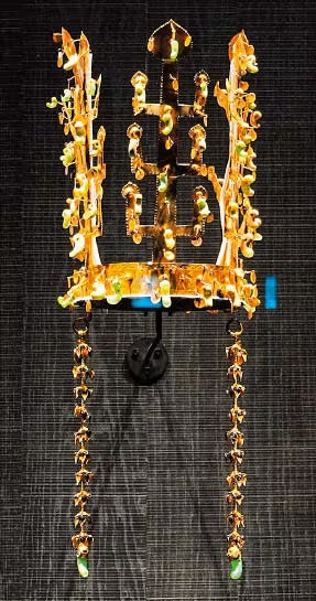 التاج الذهبي الذي من المقرر أن يهديه رئيس كوريا الجنوبية لنظيره الأميركي دونالد ترمب معروض في متحف جيونجو الوطني.