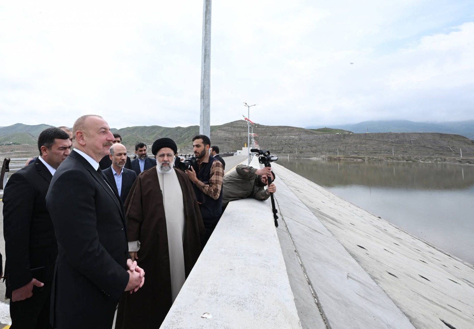 الرئيس الأذربيجاني إلهام علييف والرئيس الإيراني إبراهيم رئيسي يدشنان سد قيز قلاسي على نهر آراس. جبرائيل، أذربيجان. 19 مايو 2024