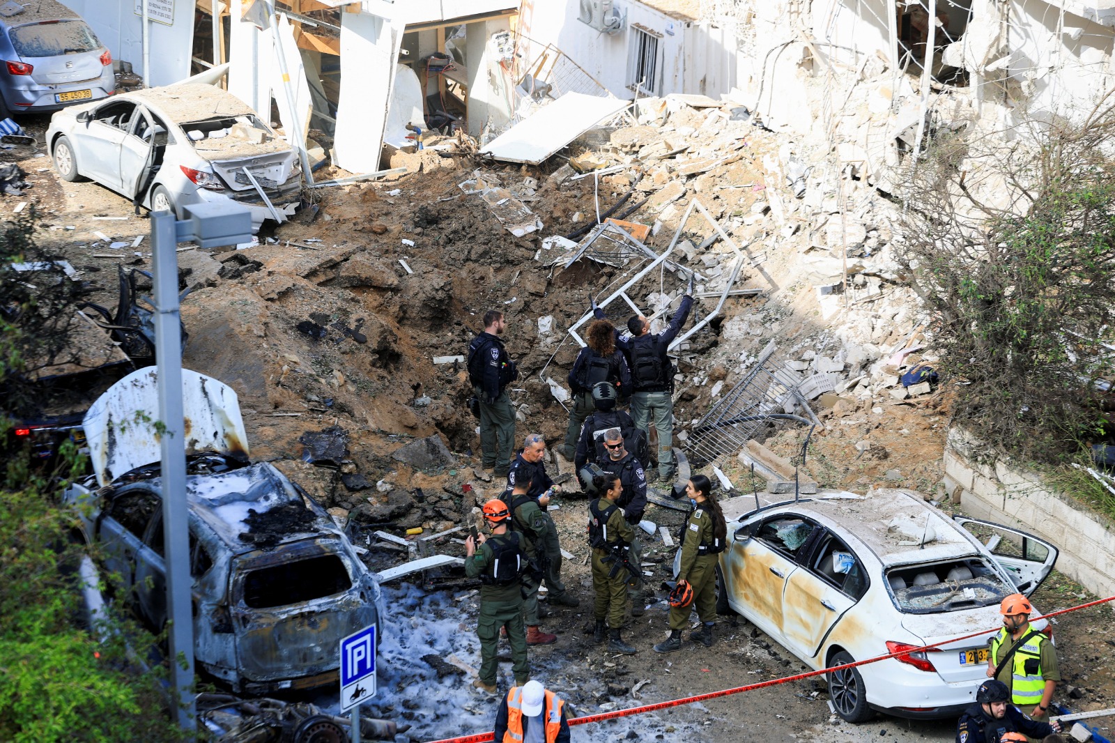 عمال الإنقاذ في أحد المواقع التي تعرضت لقصف صاروخي إيراني في وسط تل أبيب. 24 مارس 2026