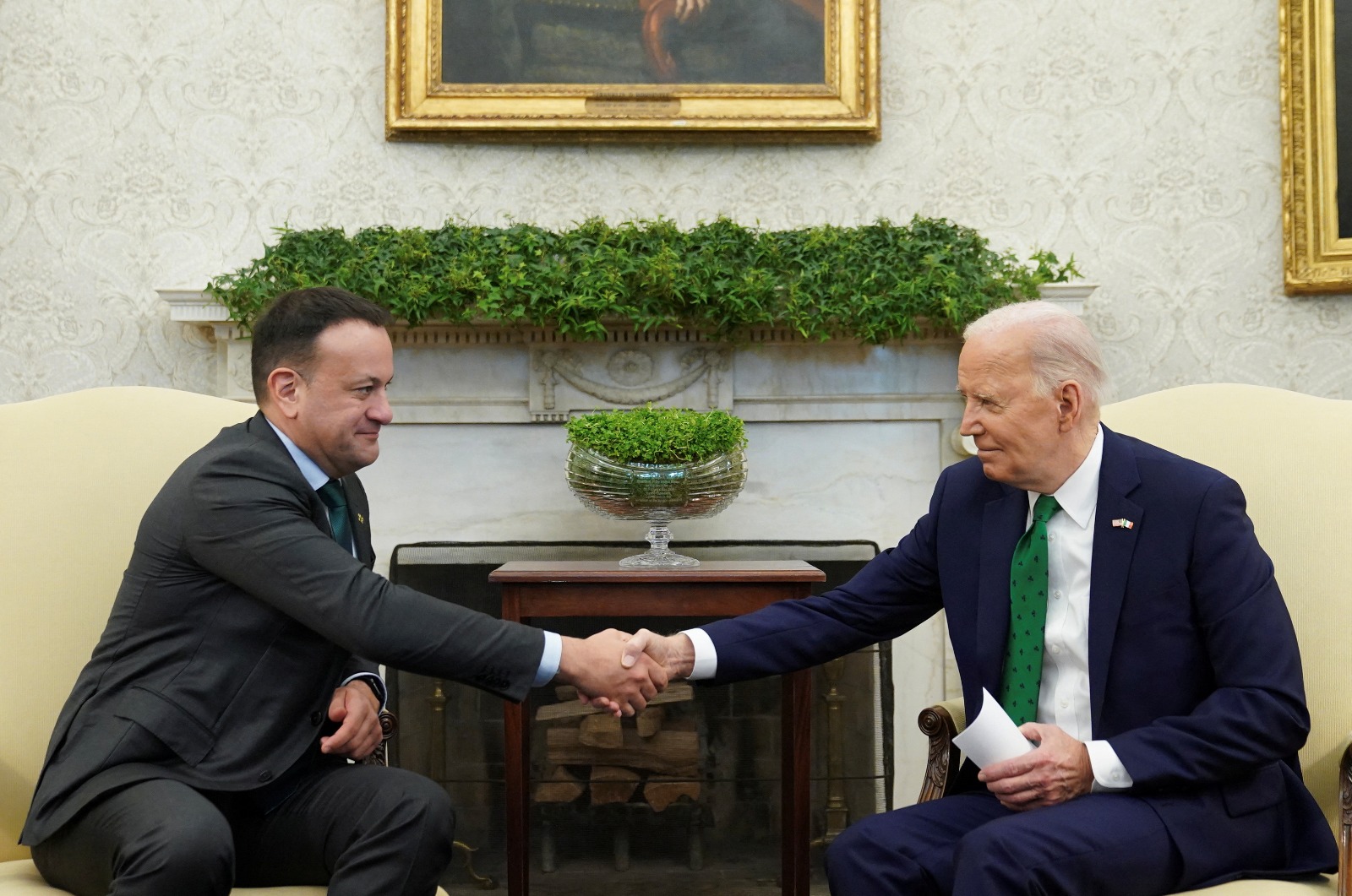 الرئيس الأميركي جو بايدن يصافح رئيس الوزراء الأيرلندي ليو فارادكر في القاعة البيضاوية بالبيت الأبيض. واشنطن. 15 مارس 2024
