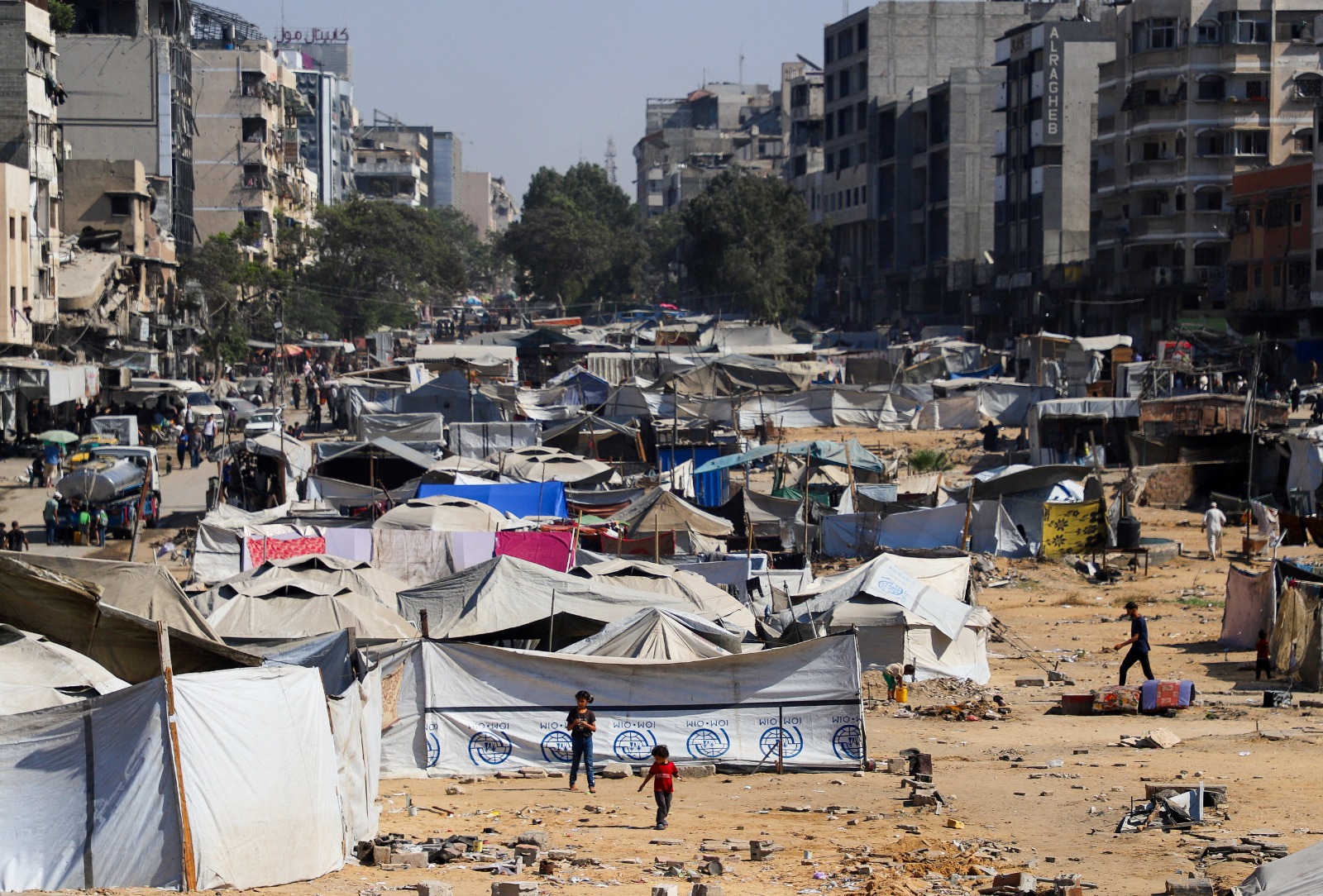 فلسطينيون نزحوا بسبب الهجوم العسكري الإسرائيلي يحتمون في خيام في مدينة غزة. 16 سبتمبر 2025