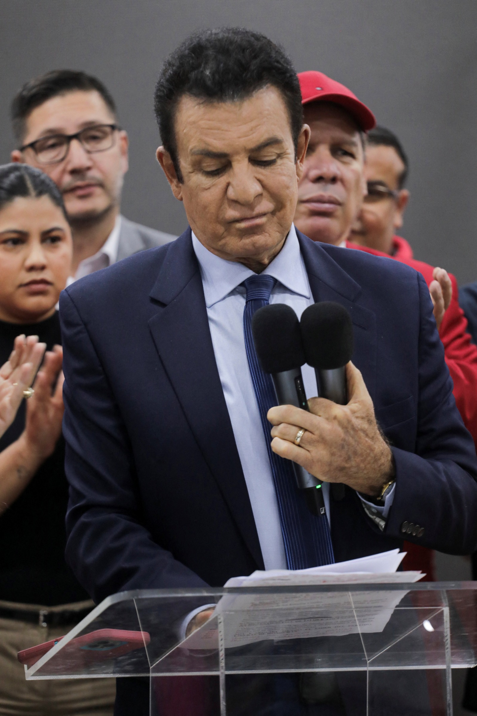 سلفادور نصرالله المرشح الرئاسي عن الحزب الليبرالي، يتفاعل قبيل إلقاء خطاب، بعد أن أعلنت الهيئة الانتخابية فوز نصري عصفورة بالانتخابات الرئاسية، وذلك عقب أسابيع من الغموض واتهامات بالتزوير، في مقر الحزب بالعاصمة تيغوسيغالبا، هندوراس. 24 ديسمبر 2025.