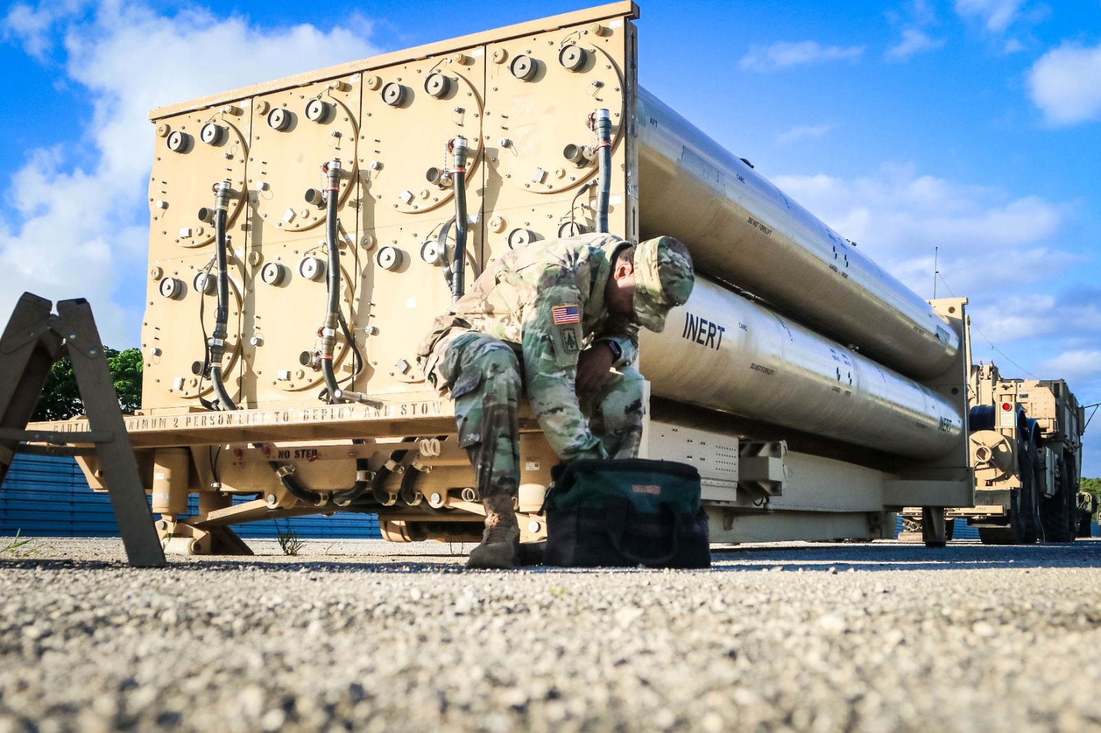 جندي من الجيش الأميركي يُجري عملية فحص روتينية لنظام THAAD في قاعدة أندرسن الجوية بجوام. 26 أكتوبر 2017