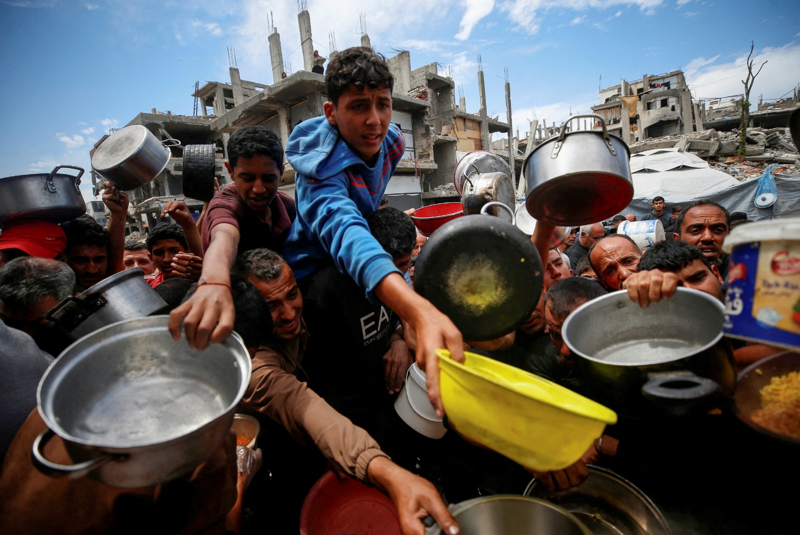 فلسطينيون ينتظرون الحصول على طعام من مطبخ خيري في بيت لاهيا شمال قطاع غزة. 28 أبريل 2025