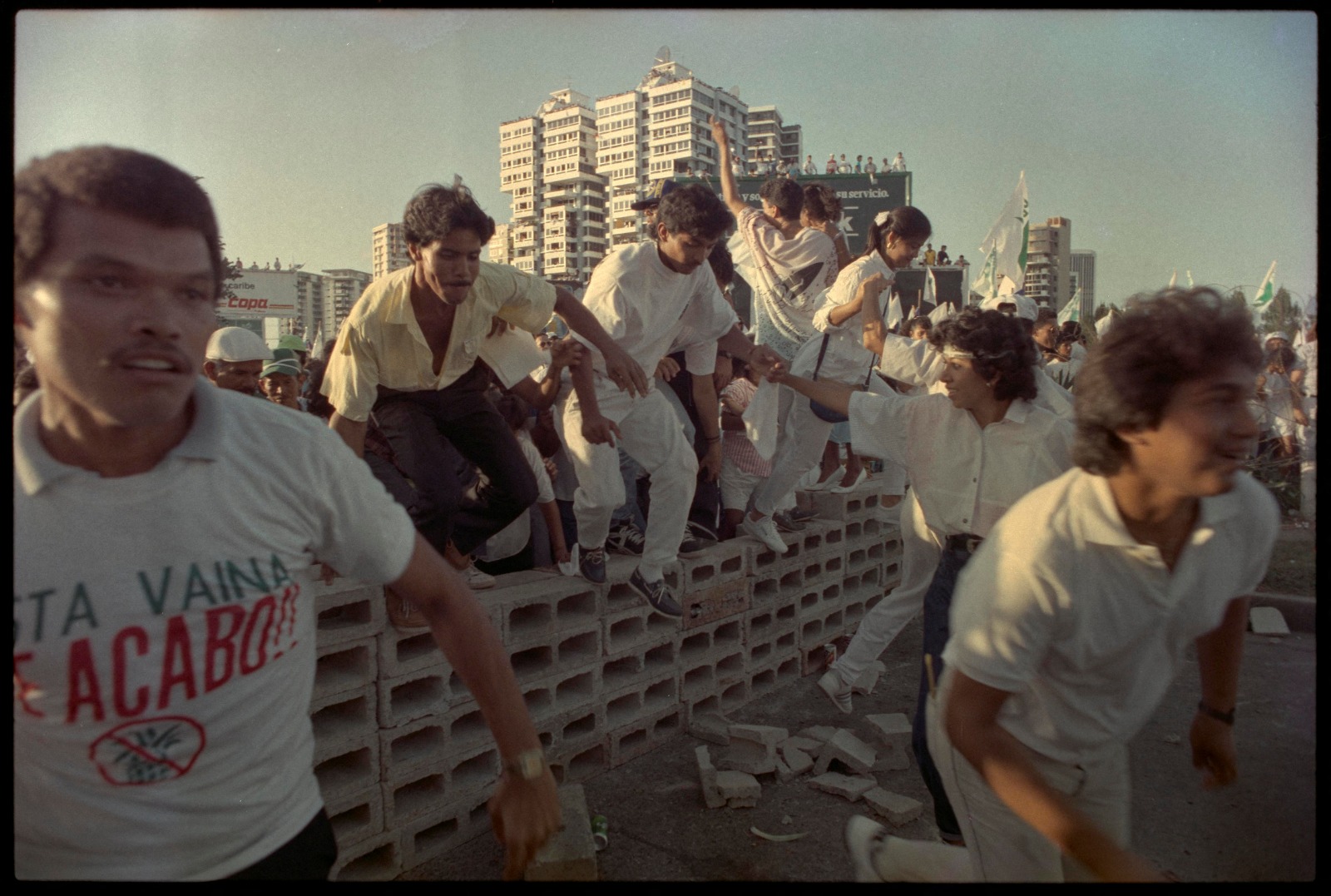 مواطنون بنميون يحتجون أمام الحاجز العسكري الأميركي حول سفارة الفاتيكان. 3 يناير 1990