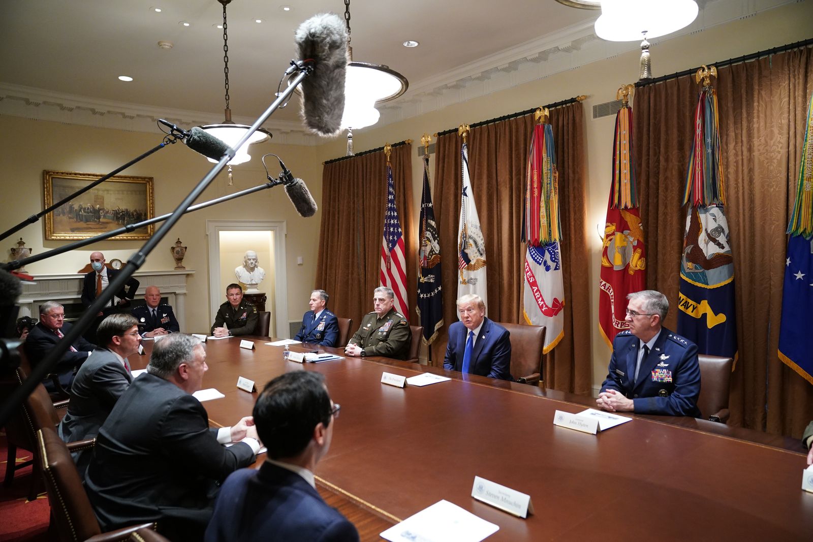 الرئيس الأميركي ترمب في اجتماع بكبار مسؤولي الأمن القومي في إدارته وعدد من القادة العسكريين - AFP